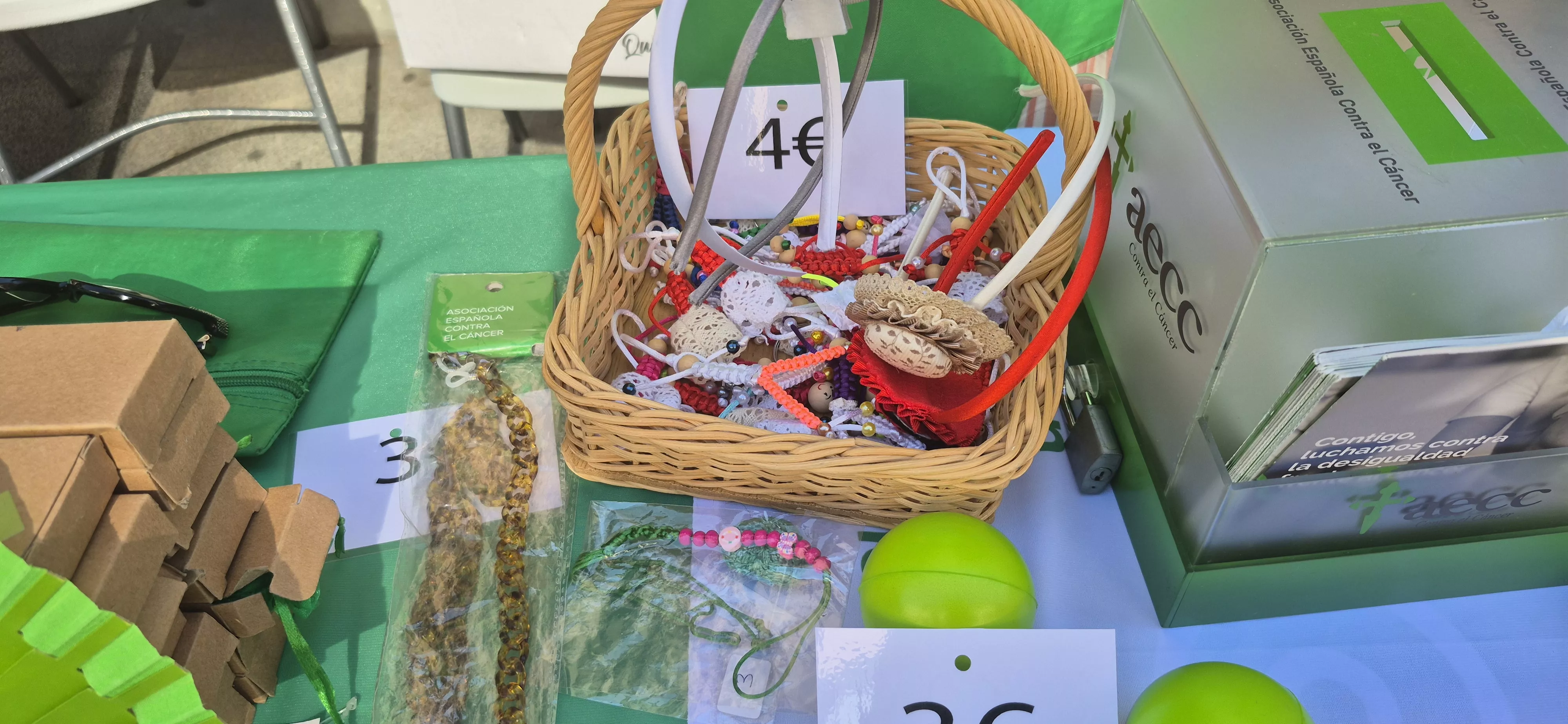 Mesa de la Asociación Contra el Cáncer en el Pórtico Laurentino. Foto Myriam Martínez