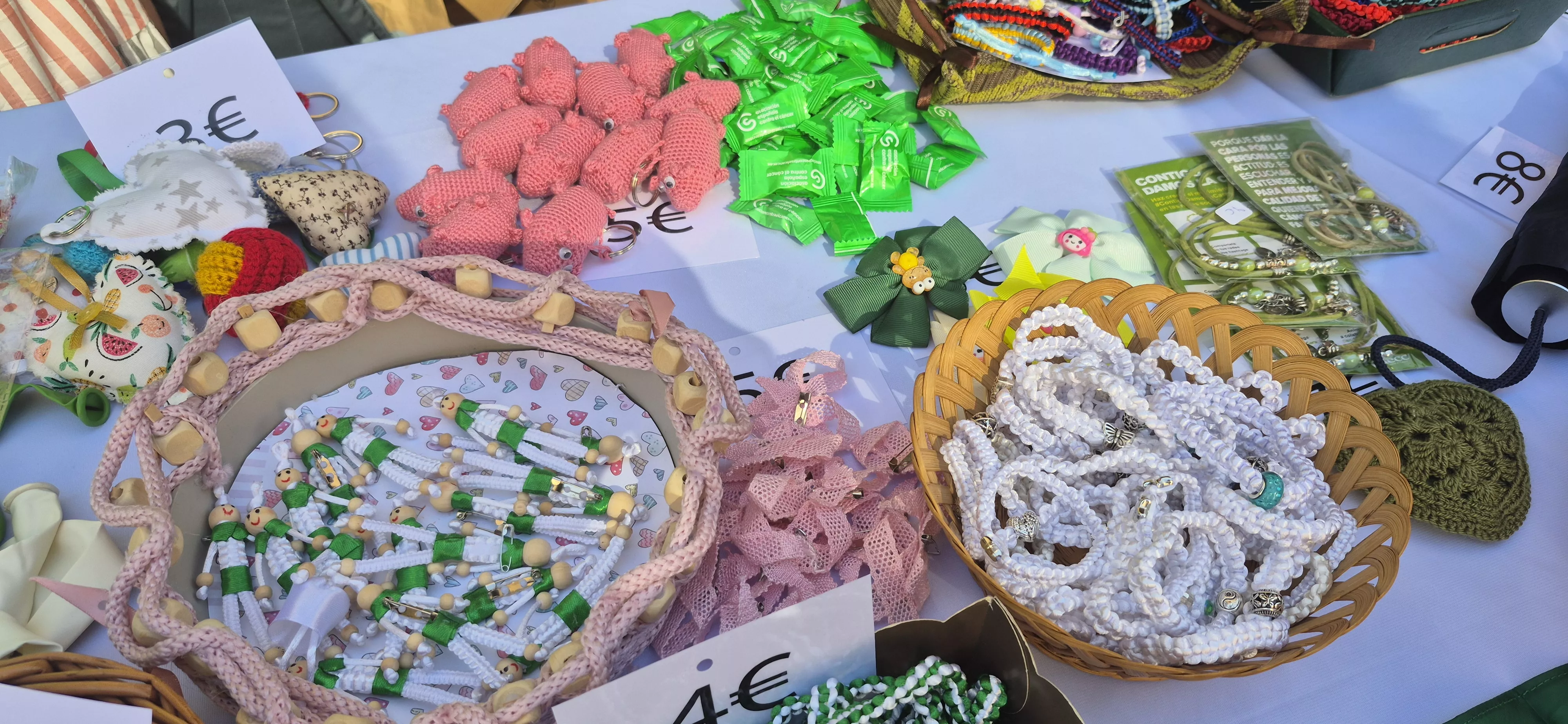 Mesa de la Asociación Contra el Cáncer en el Pórtico Laurentino. Foto Myriam Martínez