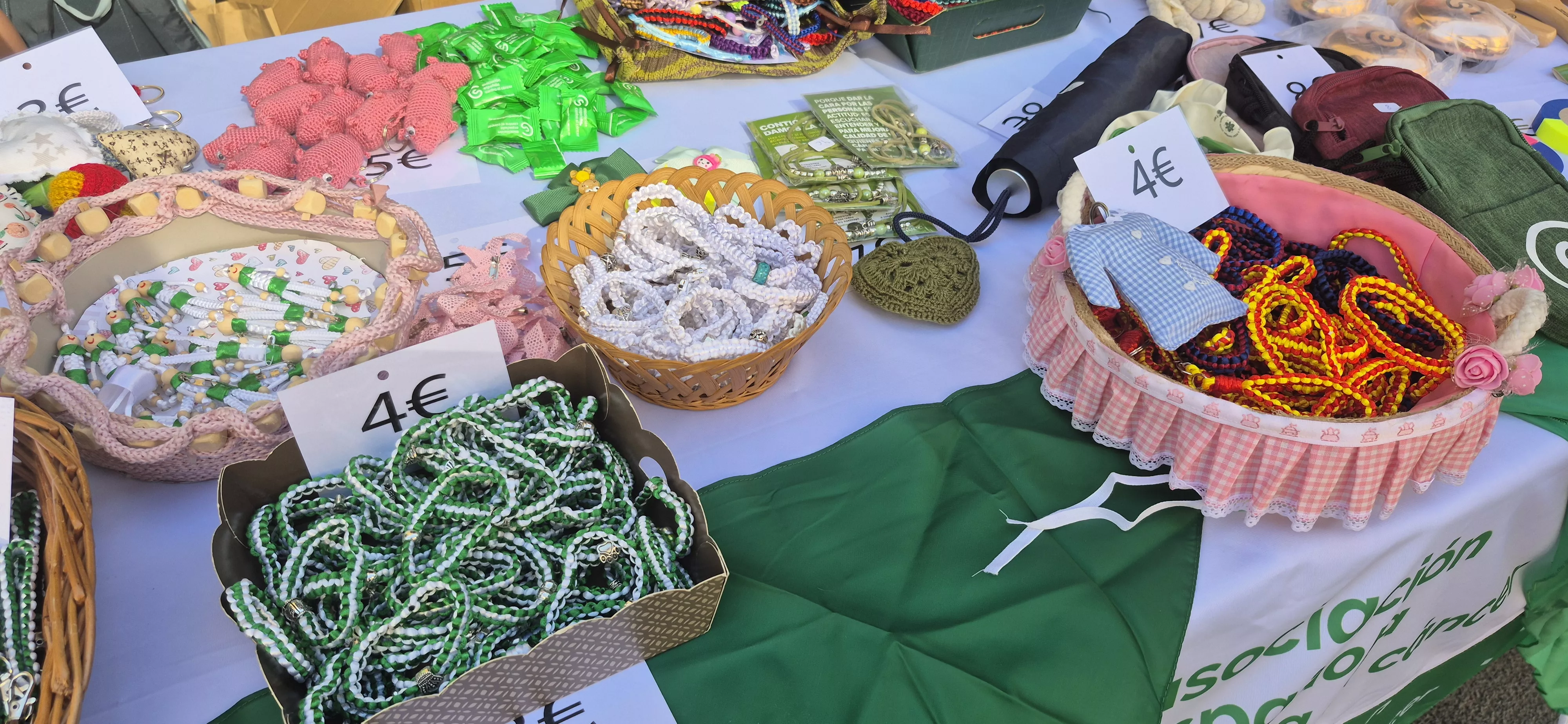 Mesa de la Asociación Contra el Cáncer en el Pórtico Laurentino. Foto Myriam Martínez