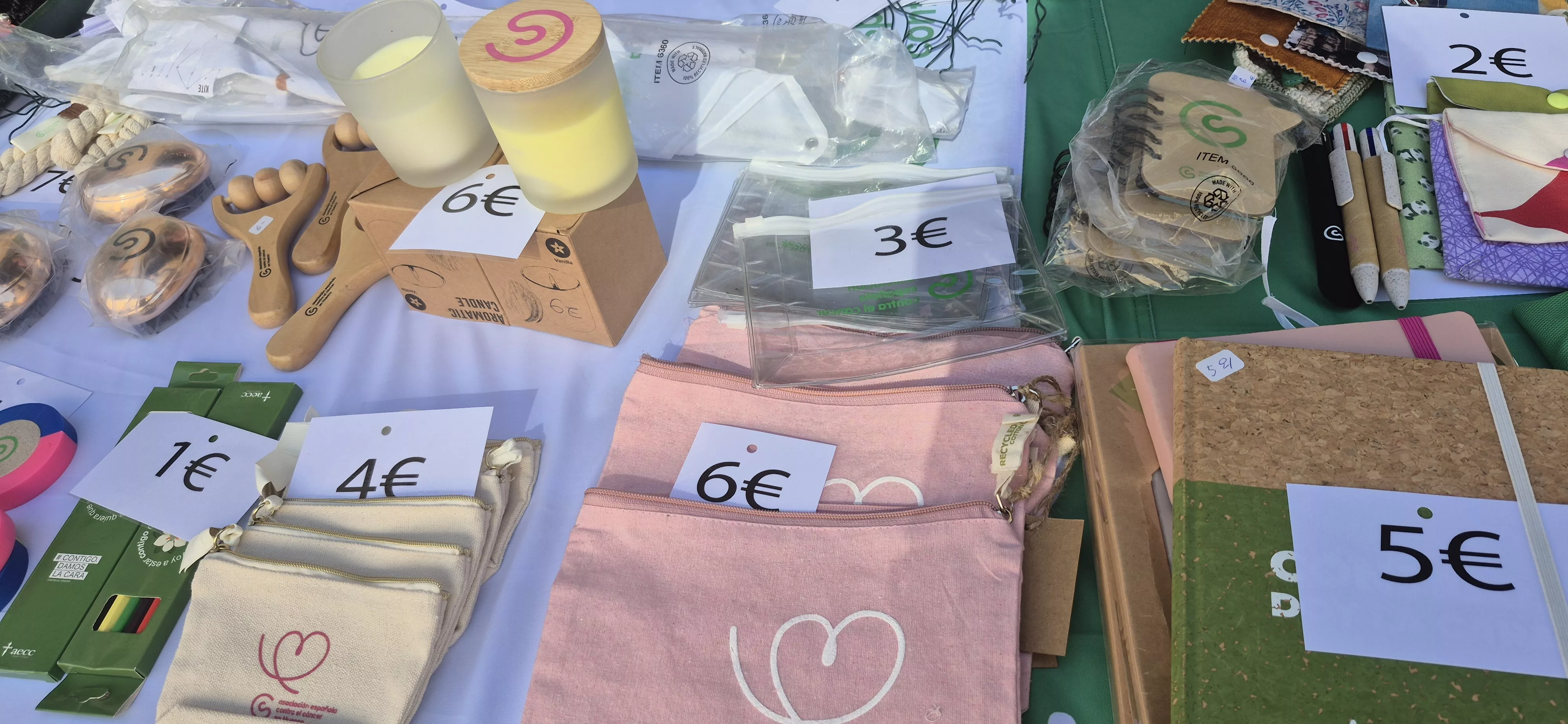 Mesa de la Asociación Contra el Cáncer en el Pórtico Laurentino. Foto Myriam Martínez