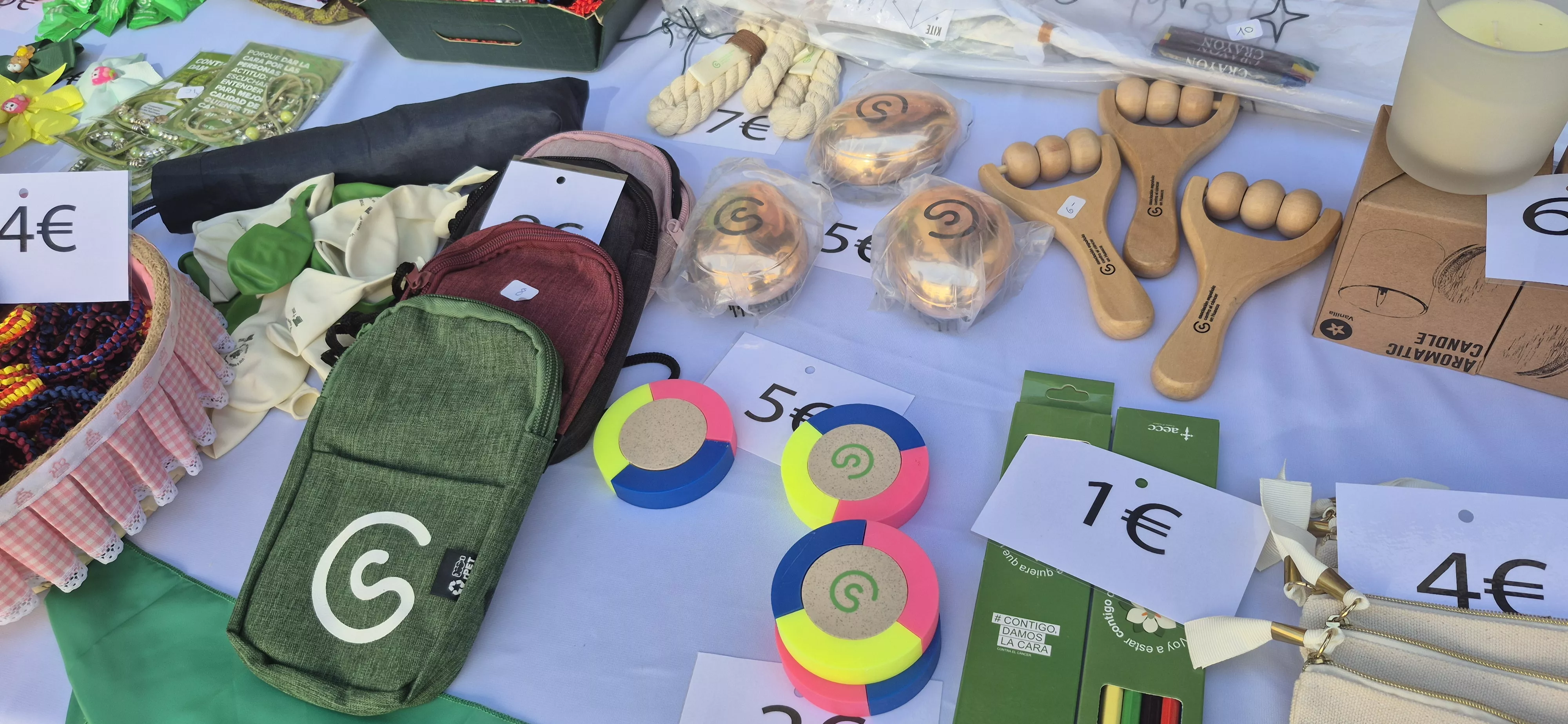 Mesa de la Asociación Contra el Cáncer en el Pórtico Laurentino. Foto Myriam Martínez