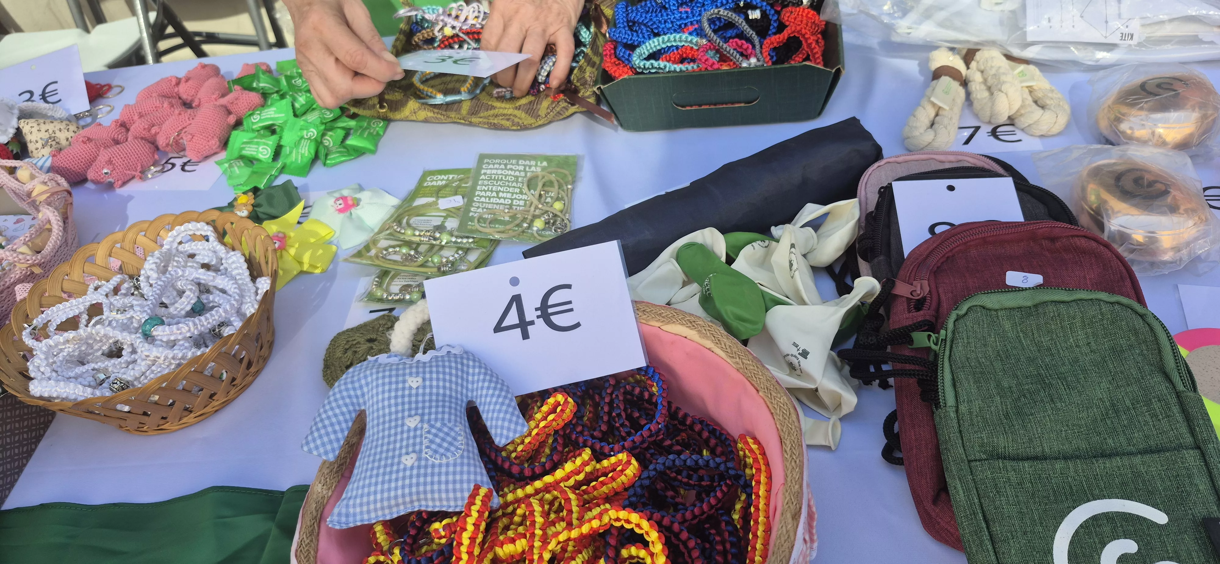 Mesa de la Asociación Contra el Cáncer en el Pórtico Laurentino. Foto Myriam Martínez