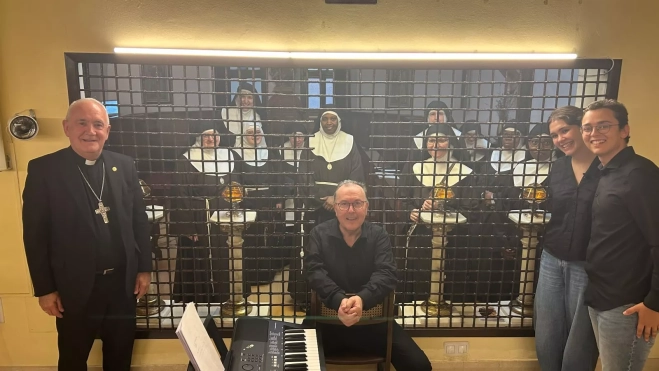 El trío musical y el obispo Pérez Pueyo con las Hermanas Clarisas El trío musical y el obispo Pérez Pueyo con las Hermanas Clarisas