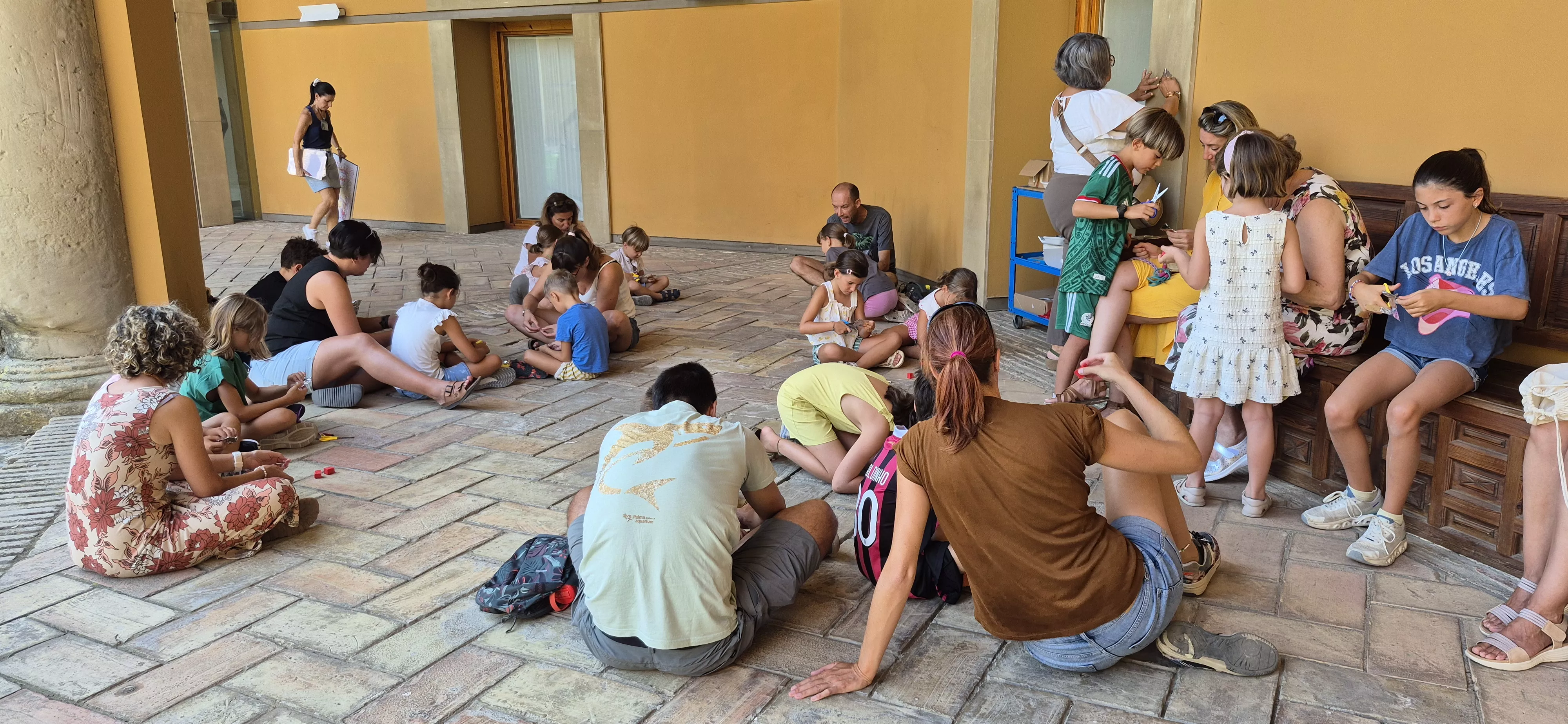 La actividad ha finalizado con unas manualidades en los jardines del Museo. Foto Myriam Martínez