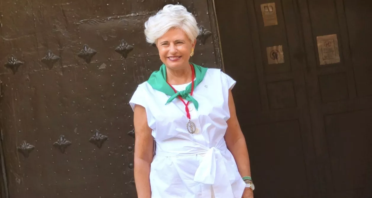 Carmen Urzola, priora de la Real Cofradía, en la puerta de la Basílica de San Lorenzo. Foto María José Sampietro