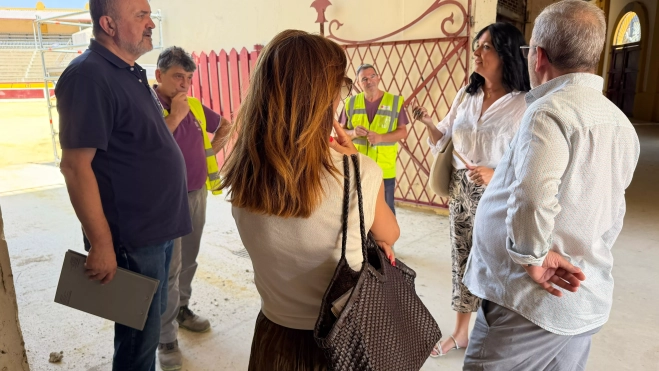 Alcaldesa y concejales con técnicos municipales en la Plaza Alcaldesa y concejales con técnicos municipales en la Plaza