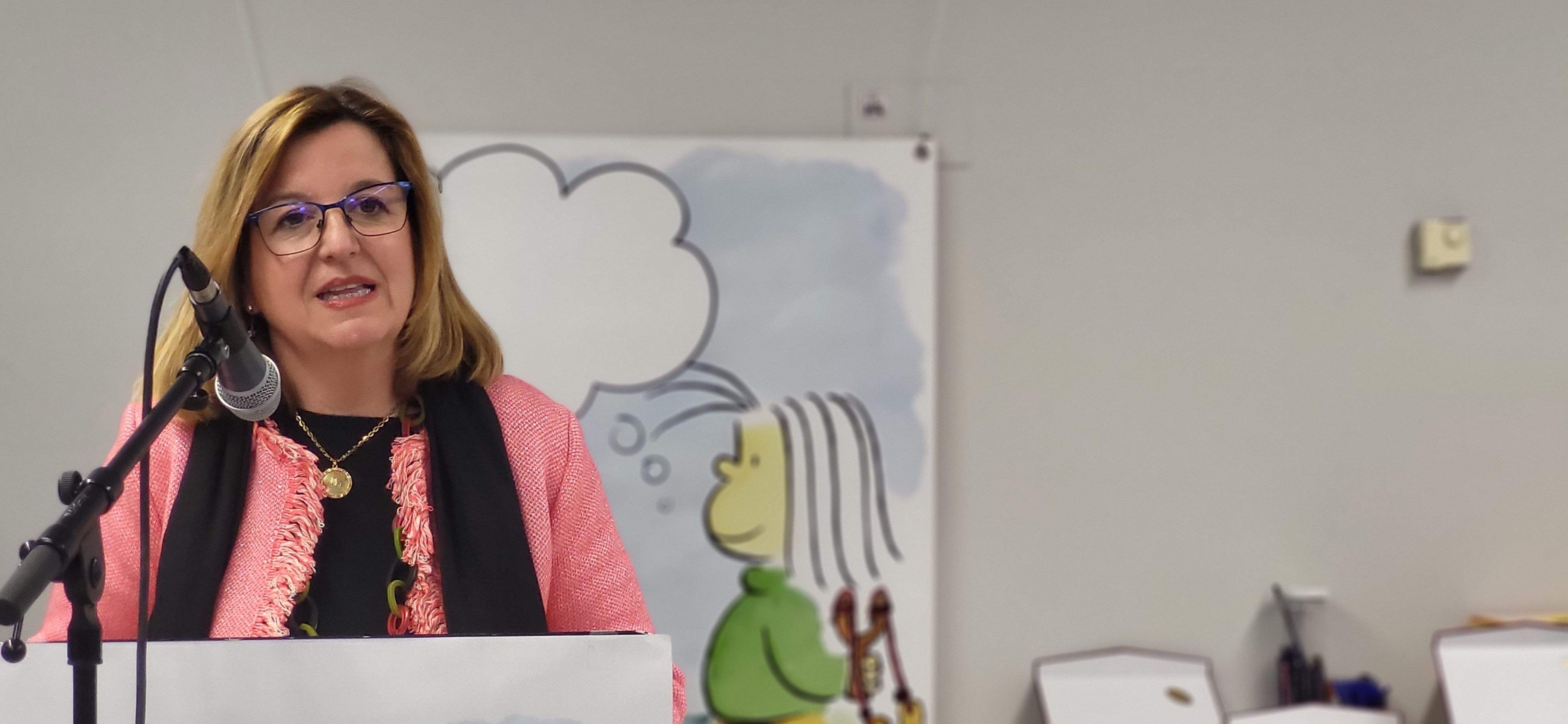 La vicerrectora Marta Liesa preside este 8M la lectura del manifiesto. Foto Myriam Martínez 