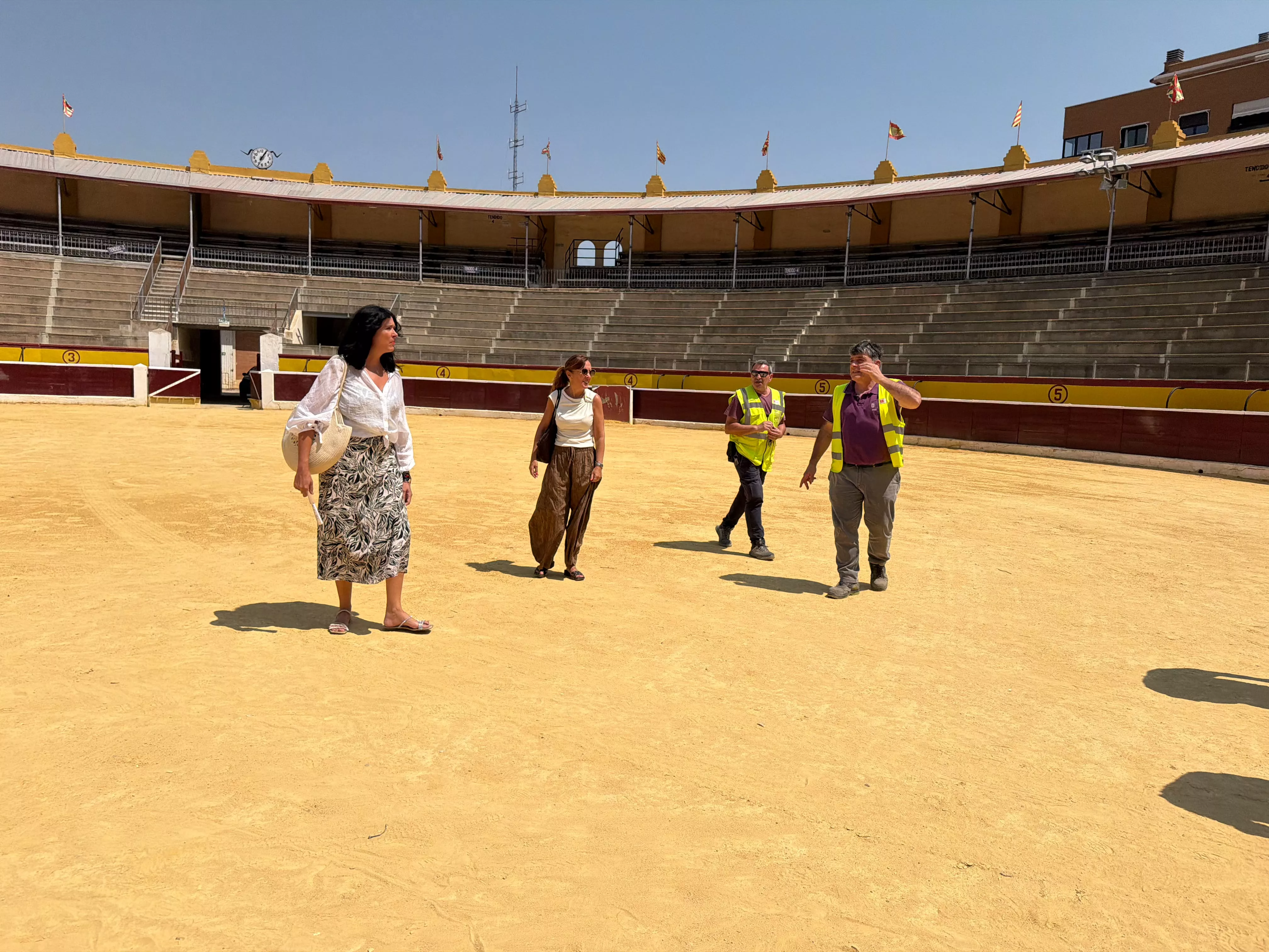 La alcaldesa en el ruedo de la Plaza de Toros de Huesca
