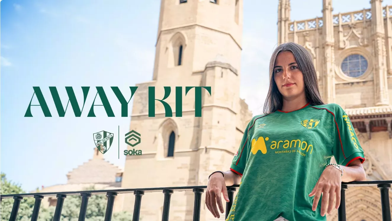 Valeria Corrales, la Plaza de la Catedral y la nueva camiseta de segunda equipación del Huesca