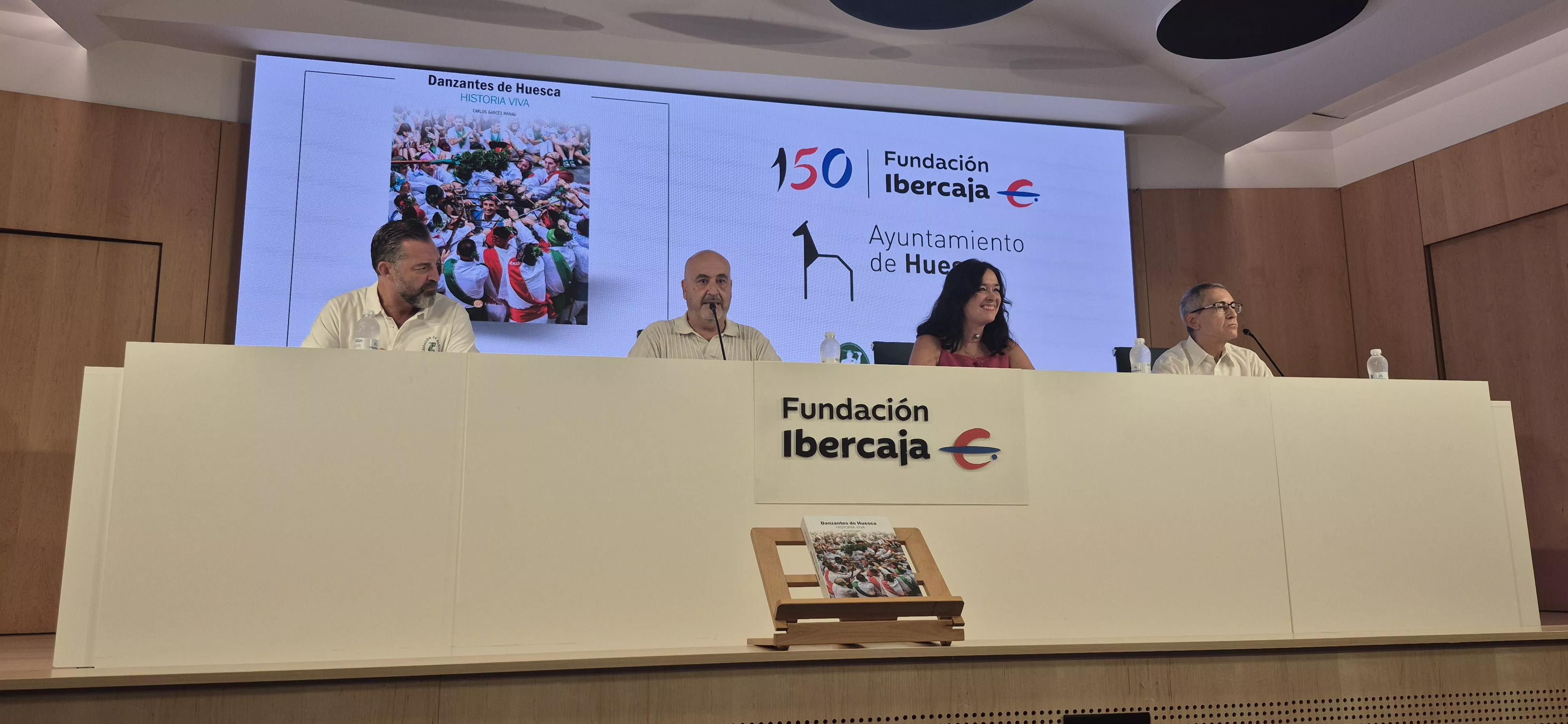 Jorge Escario, Roberto Cerdán, Lorena Orduna y Carlos Garcés, presentando el libro Danzantes de Huesca. Foto Myriam Martínez