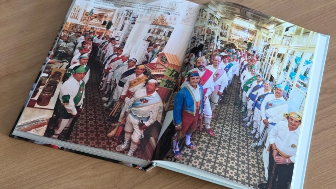 Incluye fotografías de gran belleza. Foto Libro Danzantes de Huesca Incluye fotografías de gran belleza. Foto Libro Danzantes de Huesca