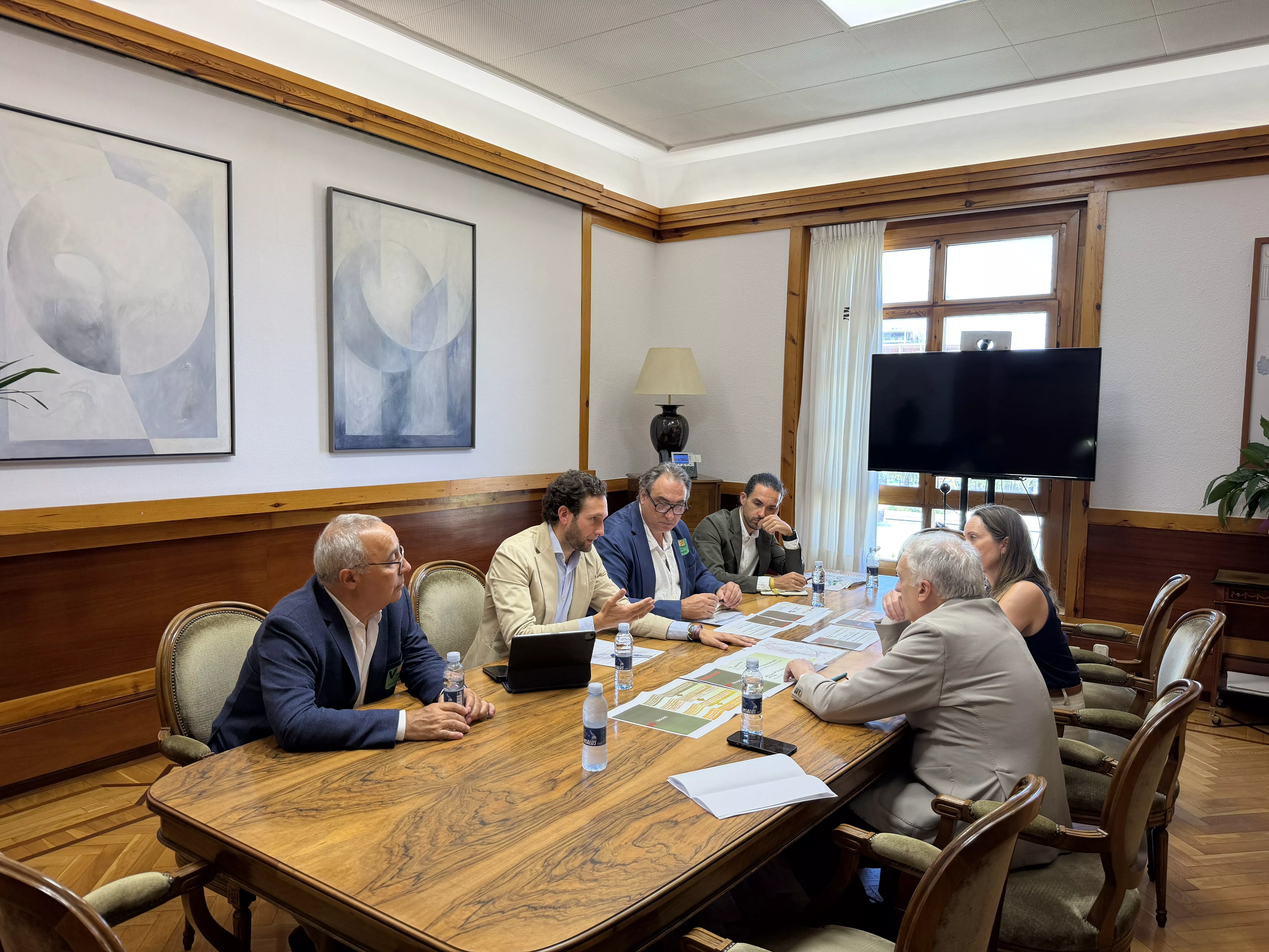 Monzón busca el respaldo del Gobierno de Aragón para impulsar el desarrollo del polígono La Armentera.