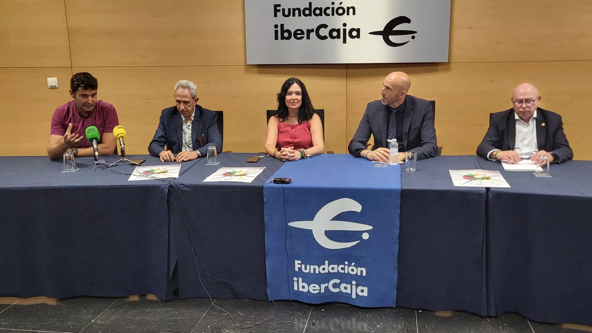 Representantes de Ayuntamiento con la alcaldesa, Ibercaja y Club Ciclista Oscense en la presentación del Gran Premio de San Lorenzo