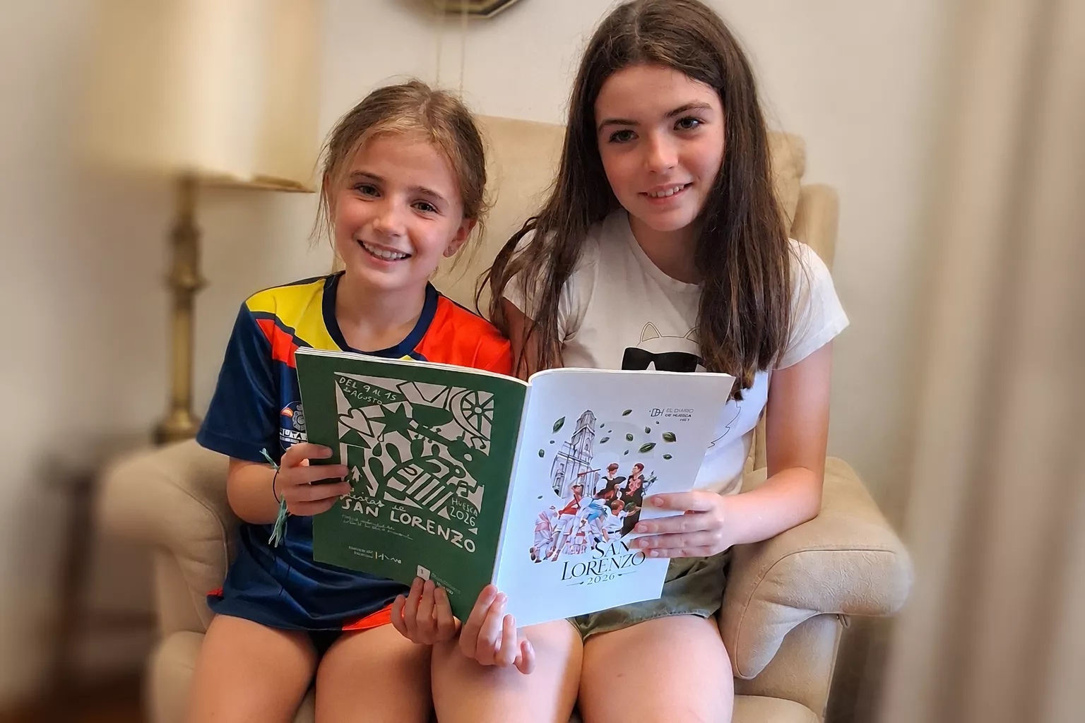 Inés y Elisa Hamon Omiste . ¡Muy contentas de leer vuestro diario  ViVa San Lorenzo!
