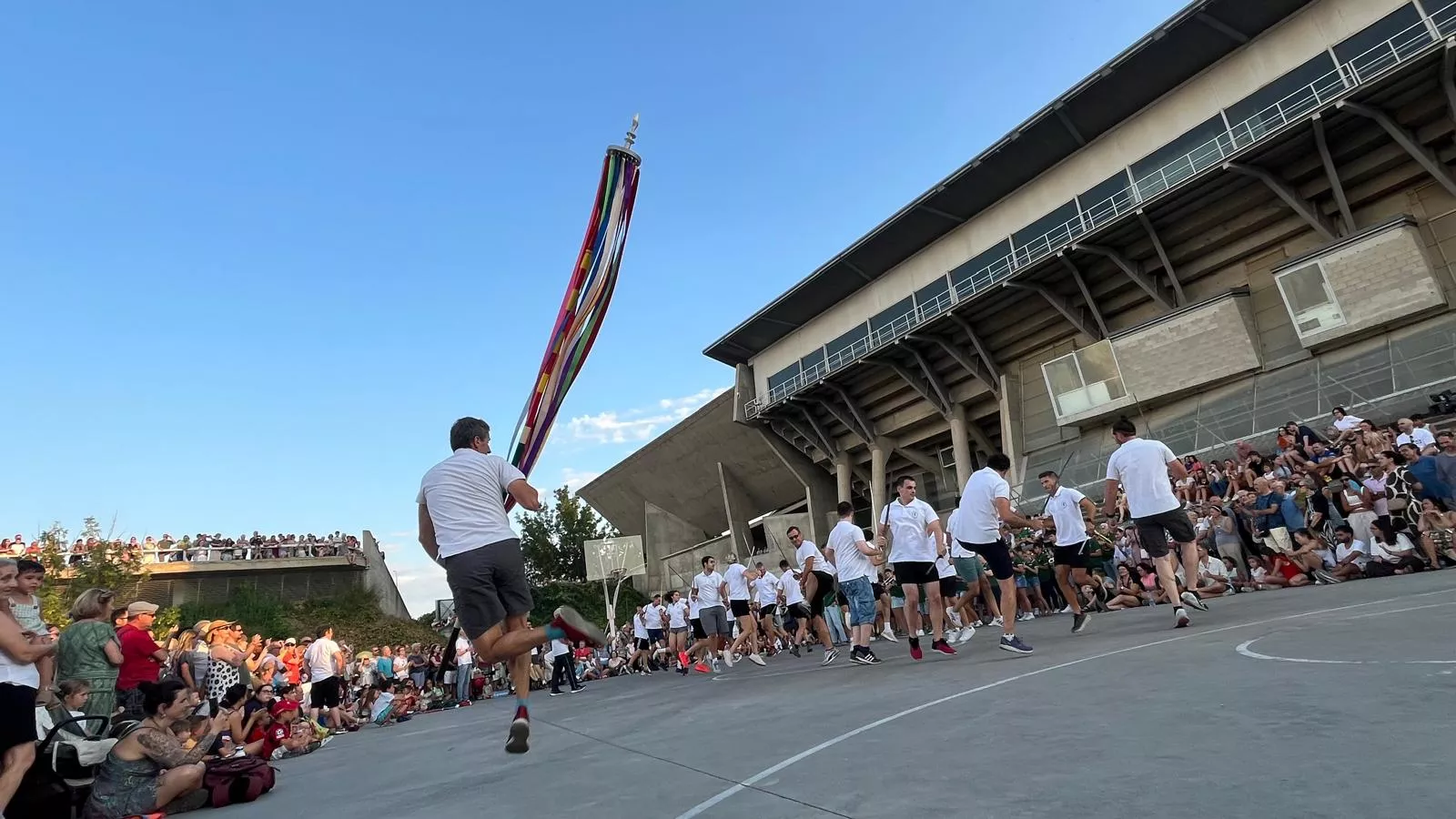 Ensayo de los Danzantes ante el público de Huesca. Foto Mercedes Manterola