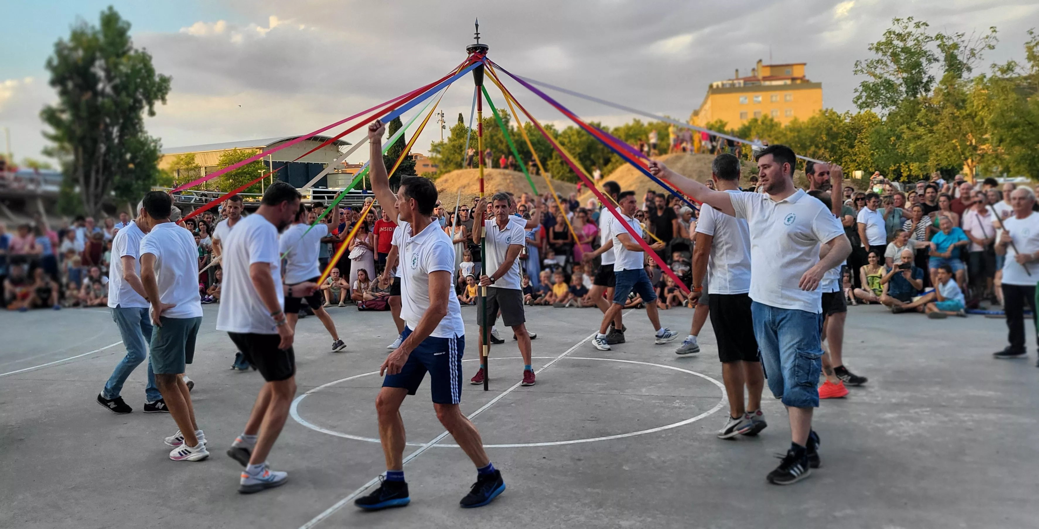 Ensayo de los Danzantes ante el público de Huesca. Foto Mercedes Manterola