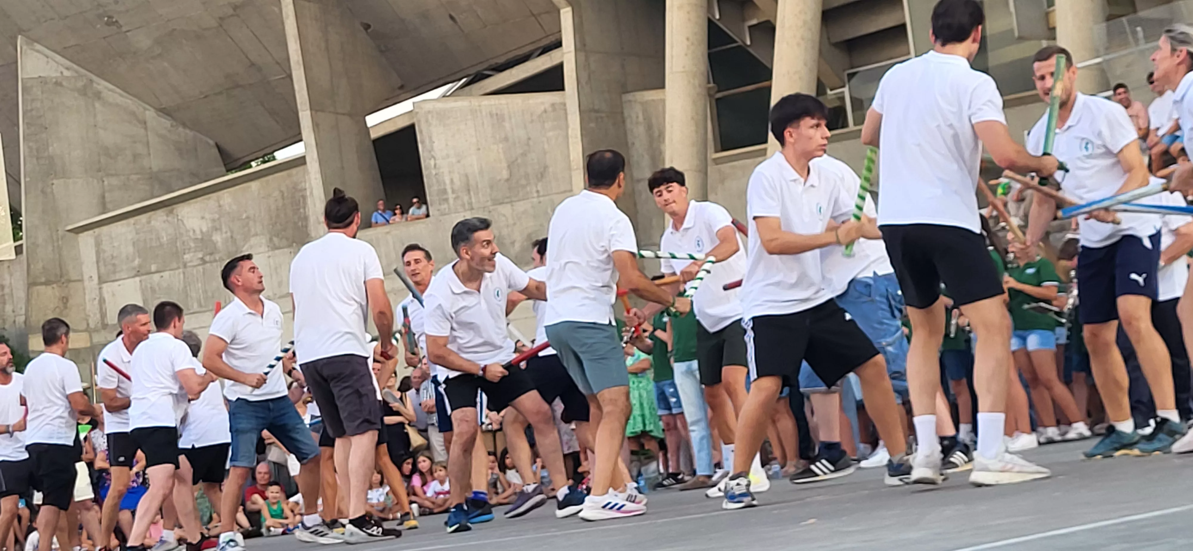 Ensayo de los Danzantes ante el público de Huesca. Foto Mercedes Manterola