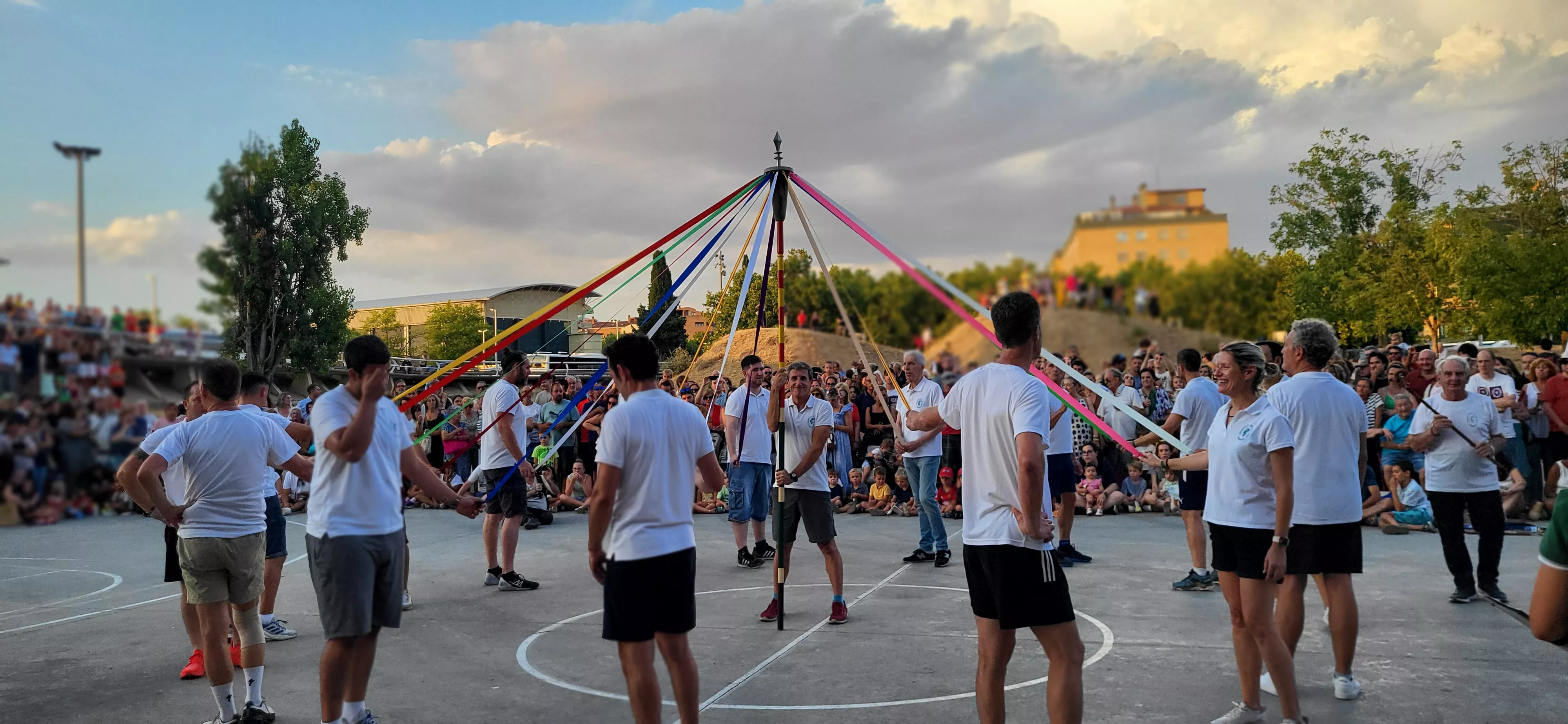 Ensayo de los Danzantes ante el público de Huesca. Foto Mercedes Manterola