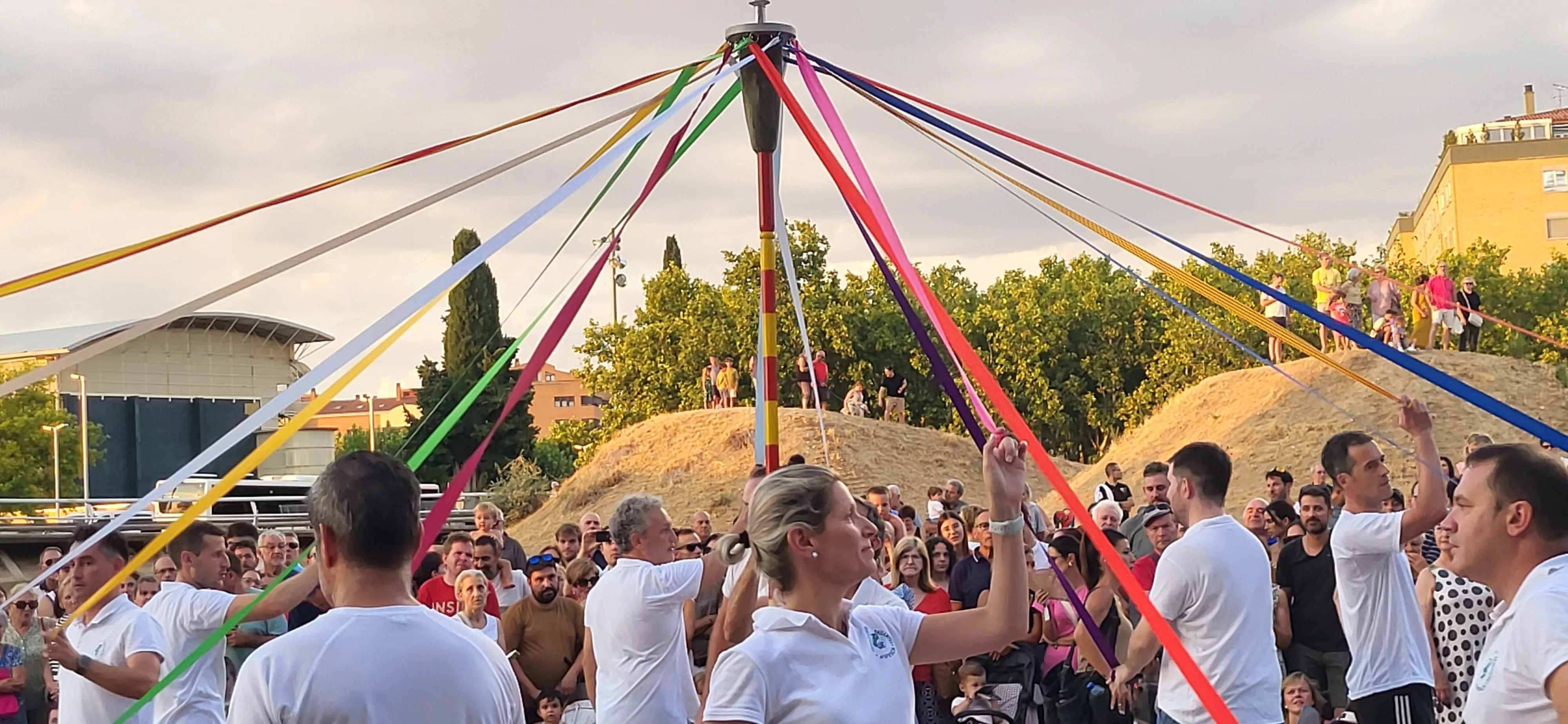 Ensayo de los Danzantes ante el público de Huesca. Foto Mercedes Manterola