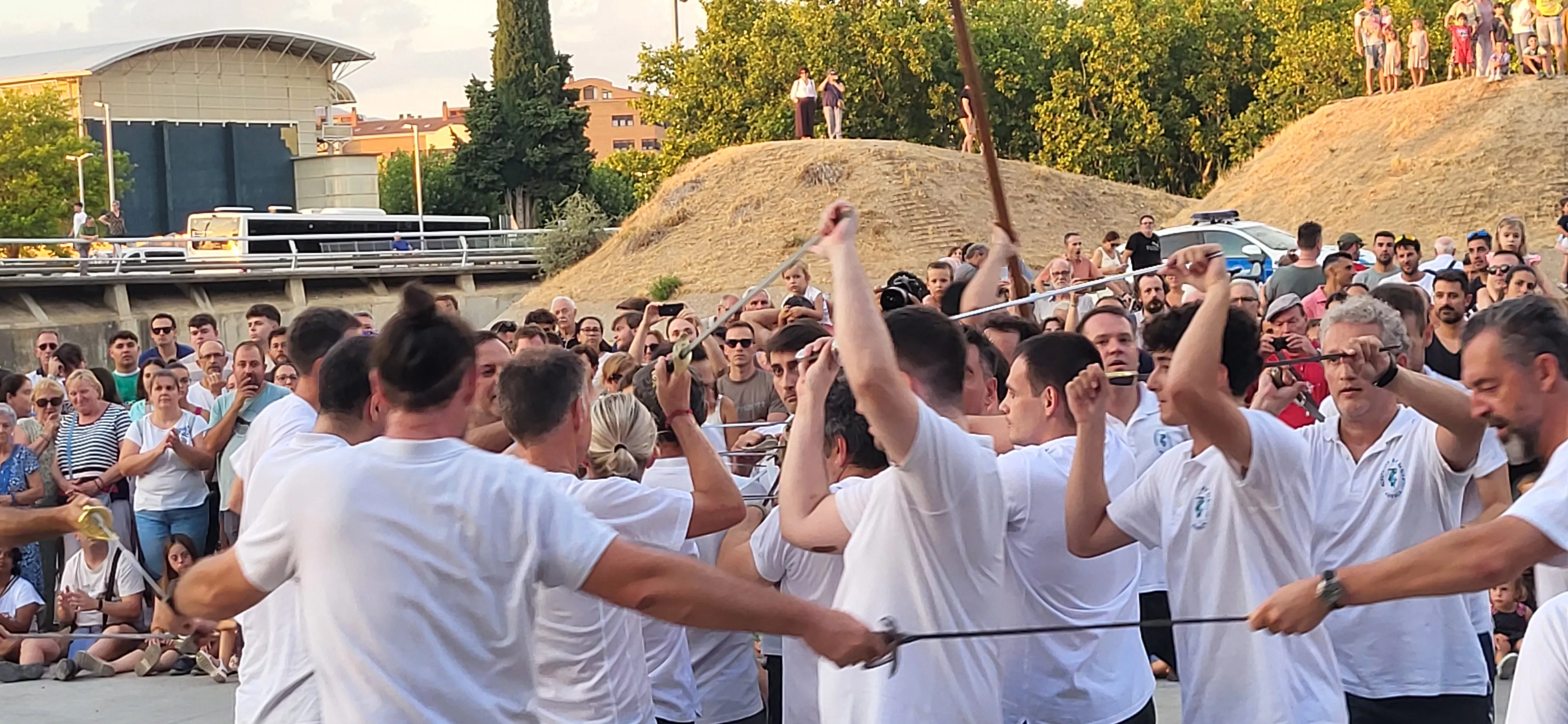Ensayo de los Danzantes ante el público de Huesca. Foto Mercedes Manterola