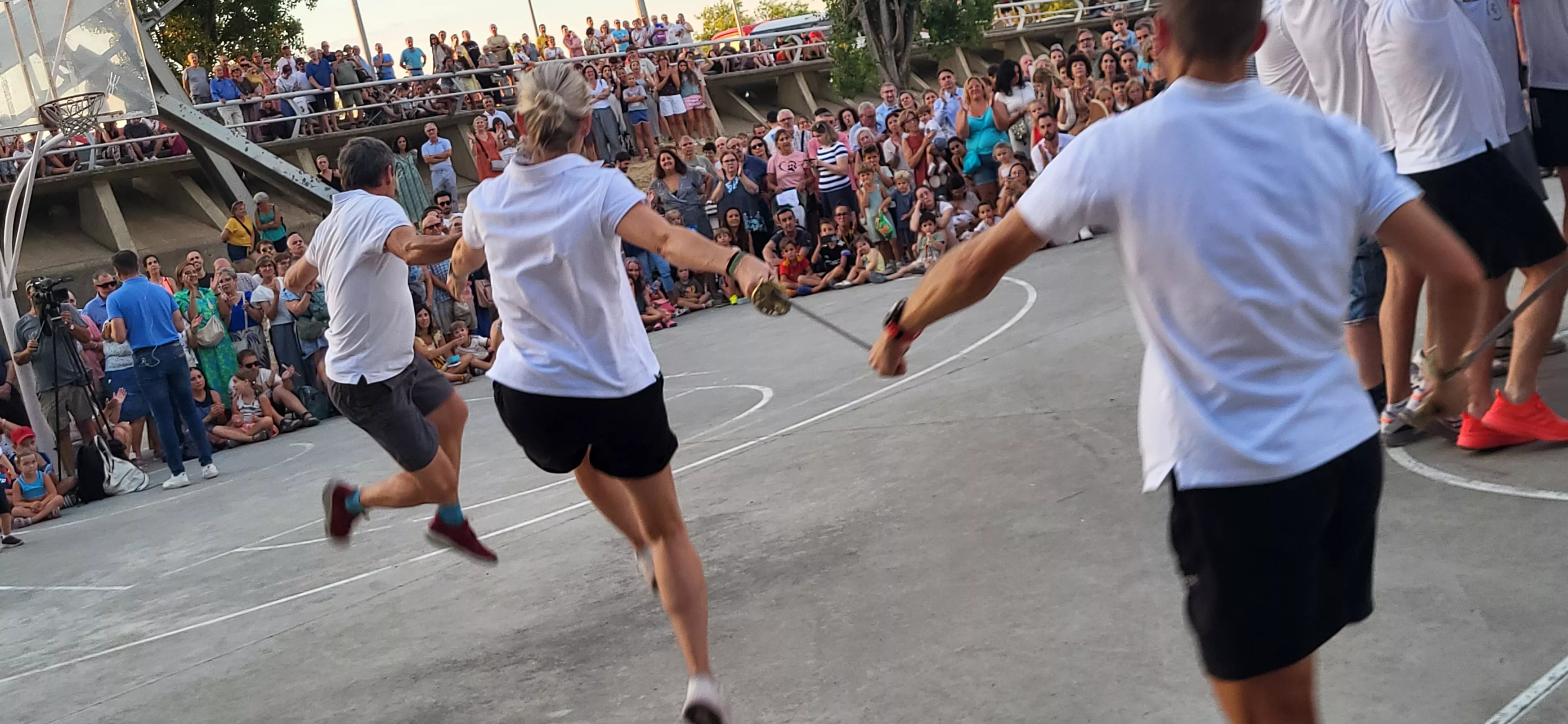Ensayo de los Danzantes ante el público de Huesca. Foto Mercedes Manterola