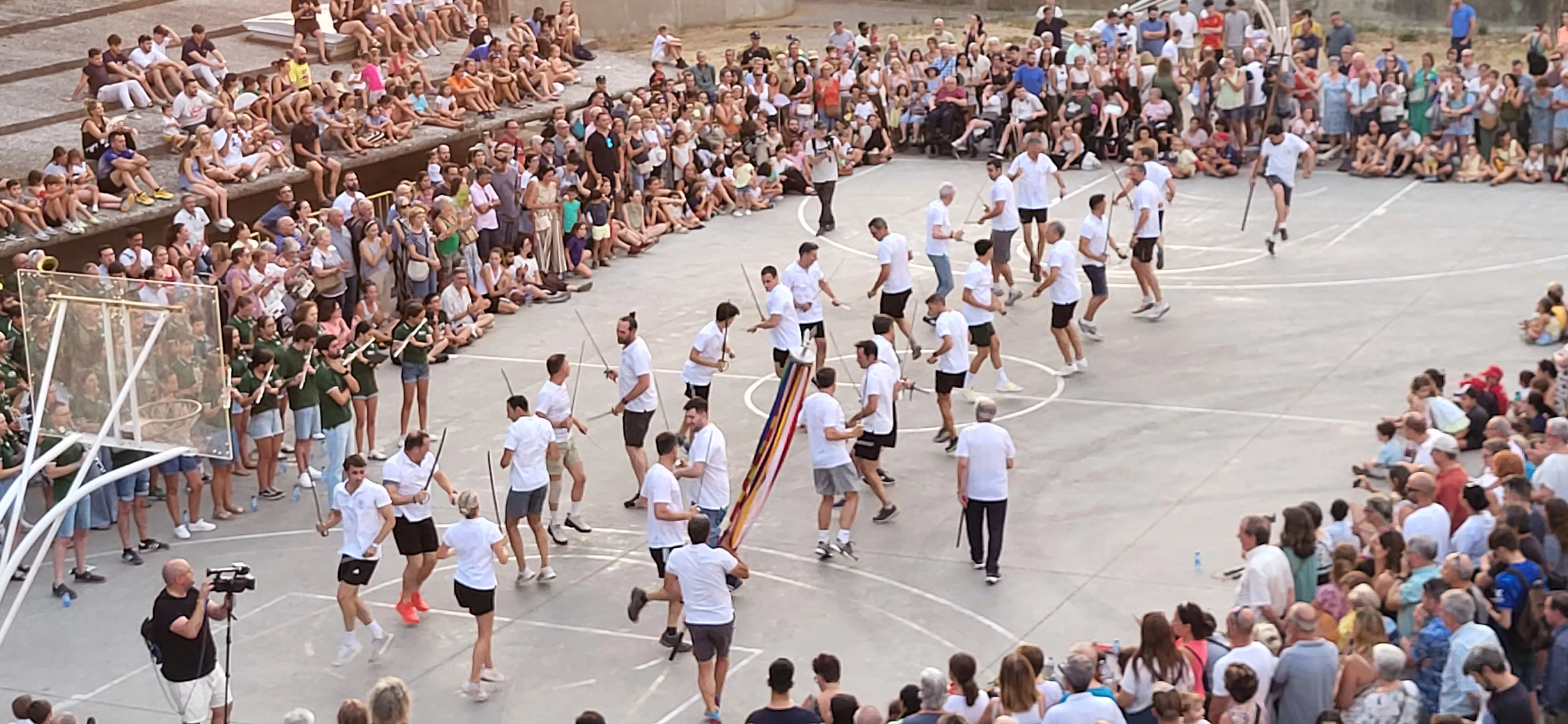 Ensayo de los Danzantes ante el público de Huesca. Foto Mercedes Manterola