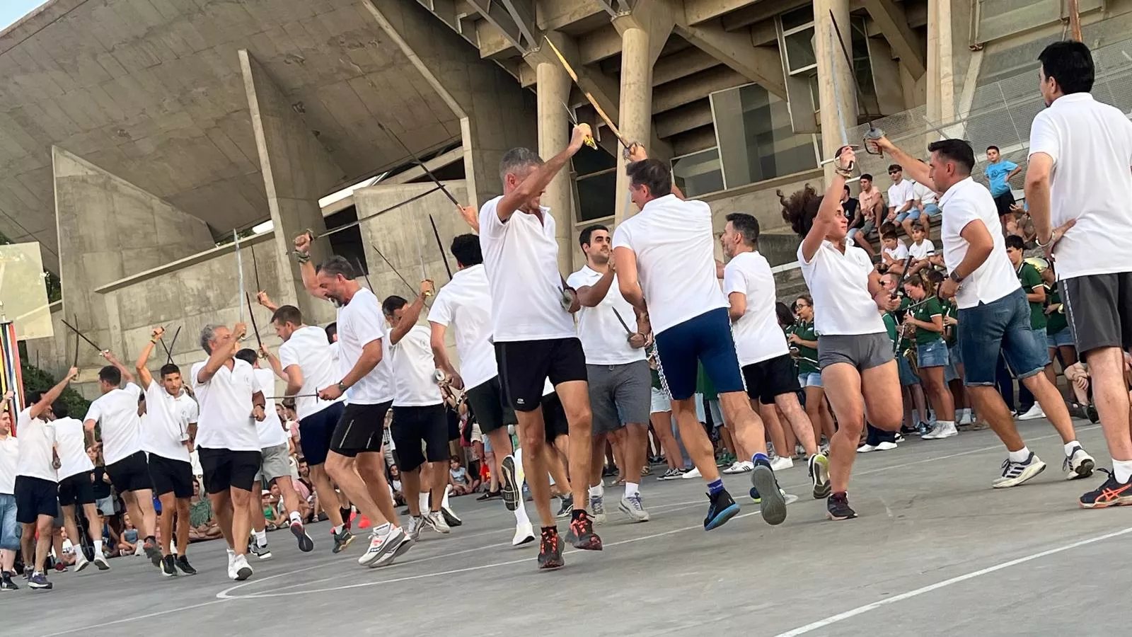Ensayo de los Danzantes ante el público de Huesca. Foto Mercedes Manterola