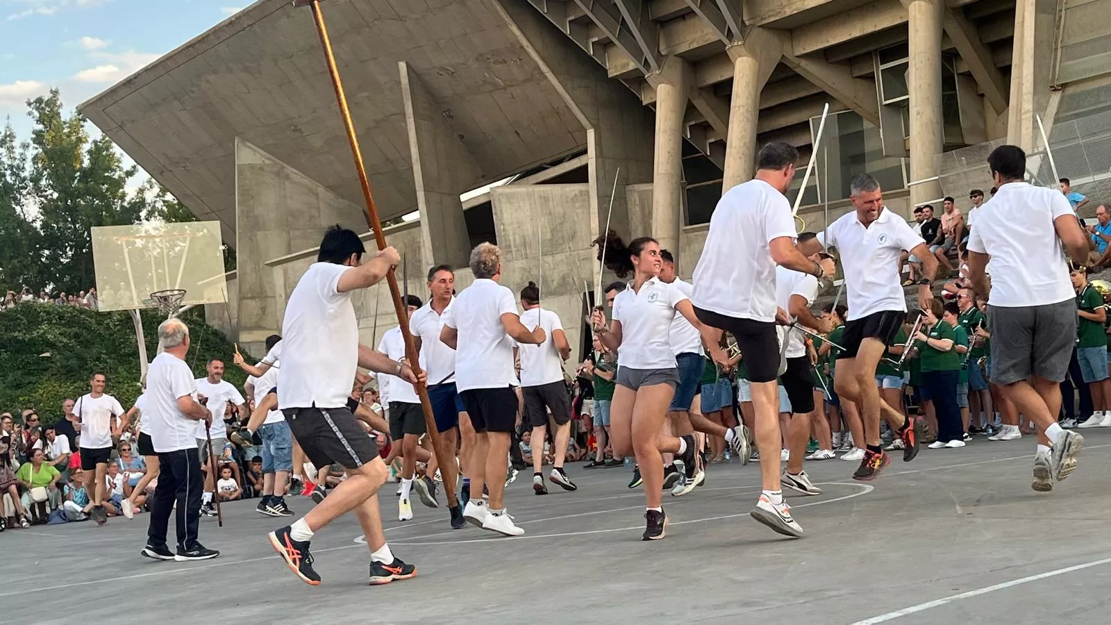 Ensayo de los Danzantes ante el público de Huesca. Foto Mercedes Manterola