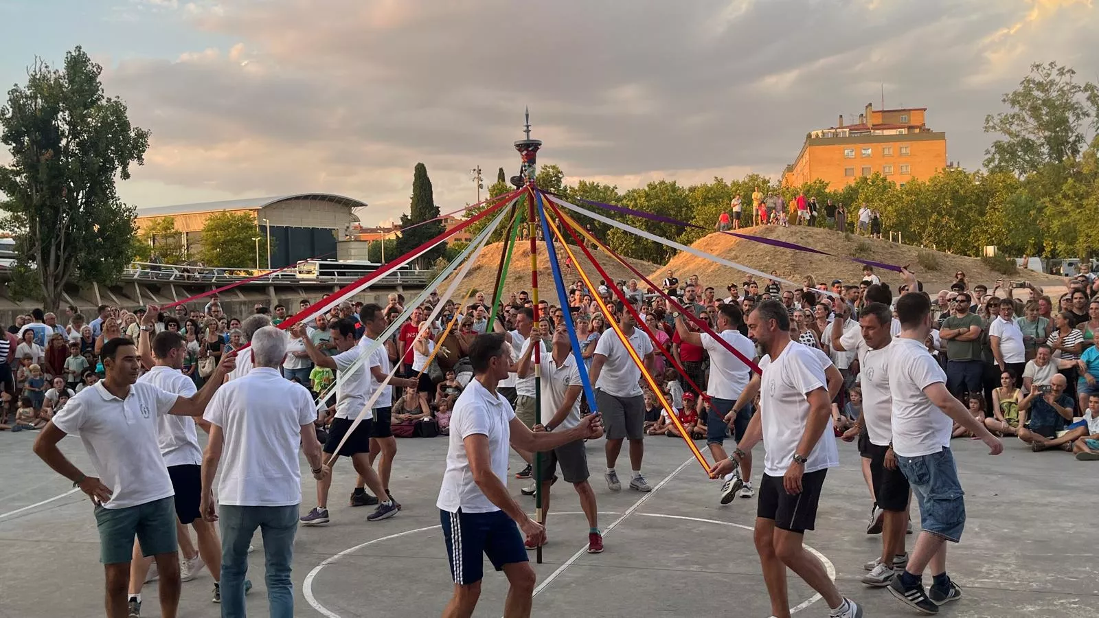 Ensayo de los Danzantes ante el público de Huesca. Foto Mercedes Manterola
