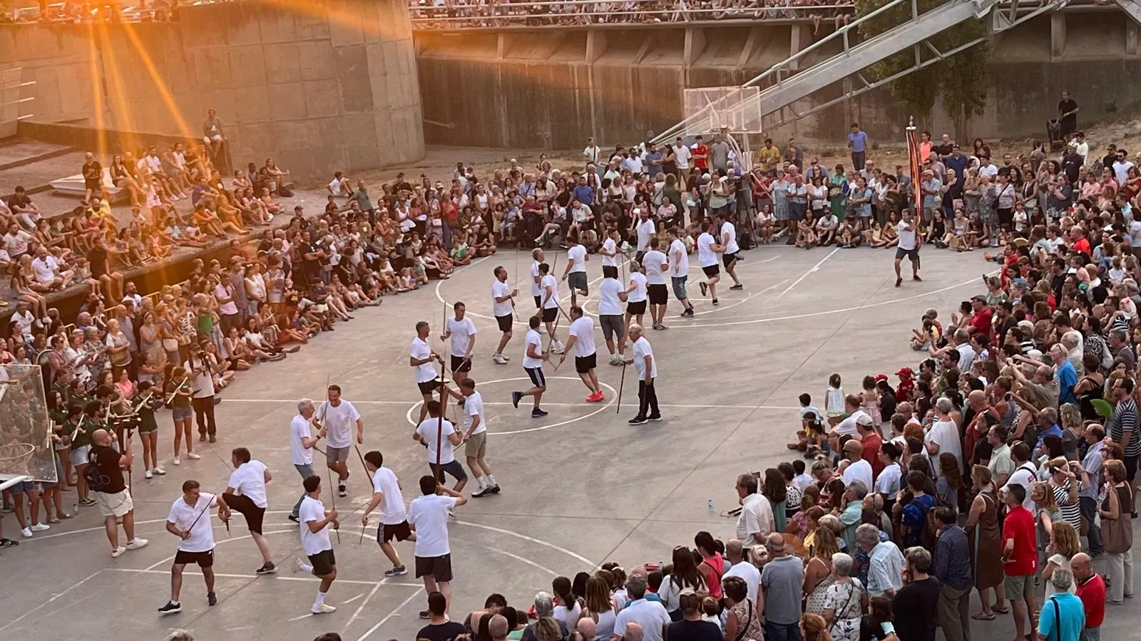 Ensayo de los Danzantes ante el público de Huesca. Foto Mercedes Manterola