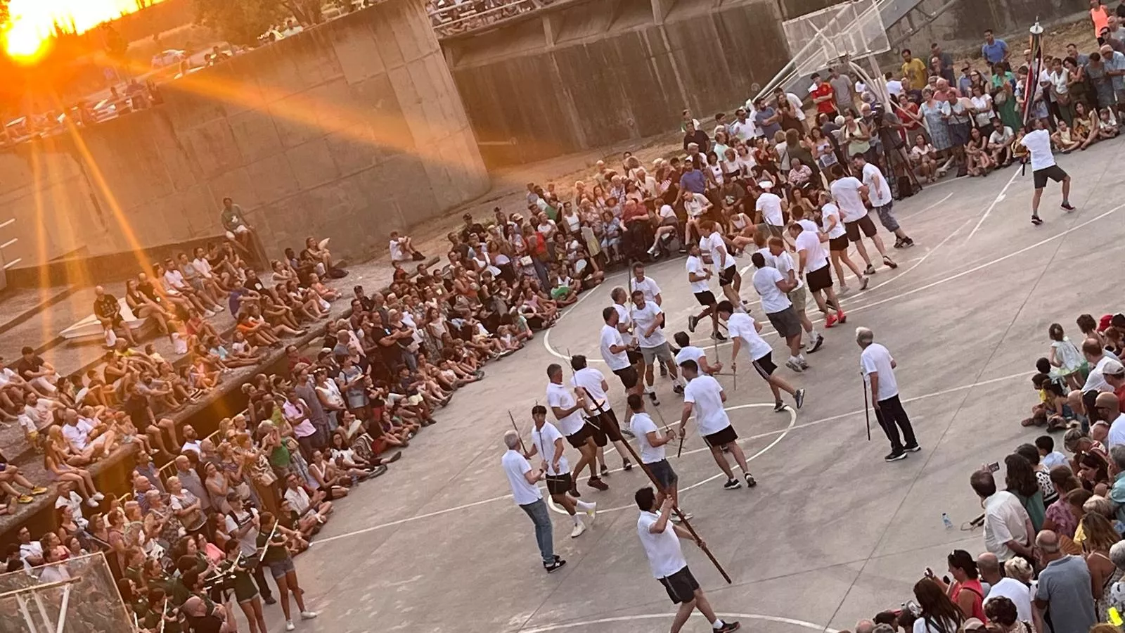 Ensayo de los Danzantes ante el público de Huesca. Foto Mercedes Manterola