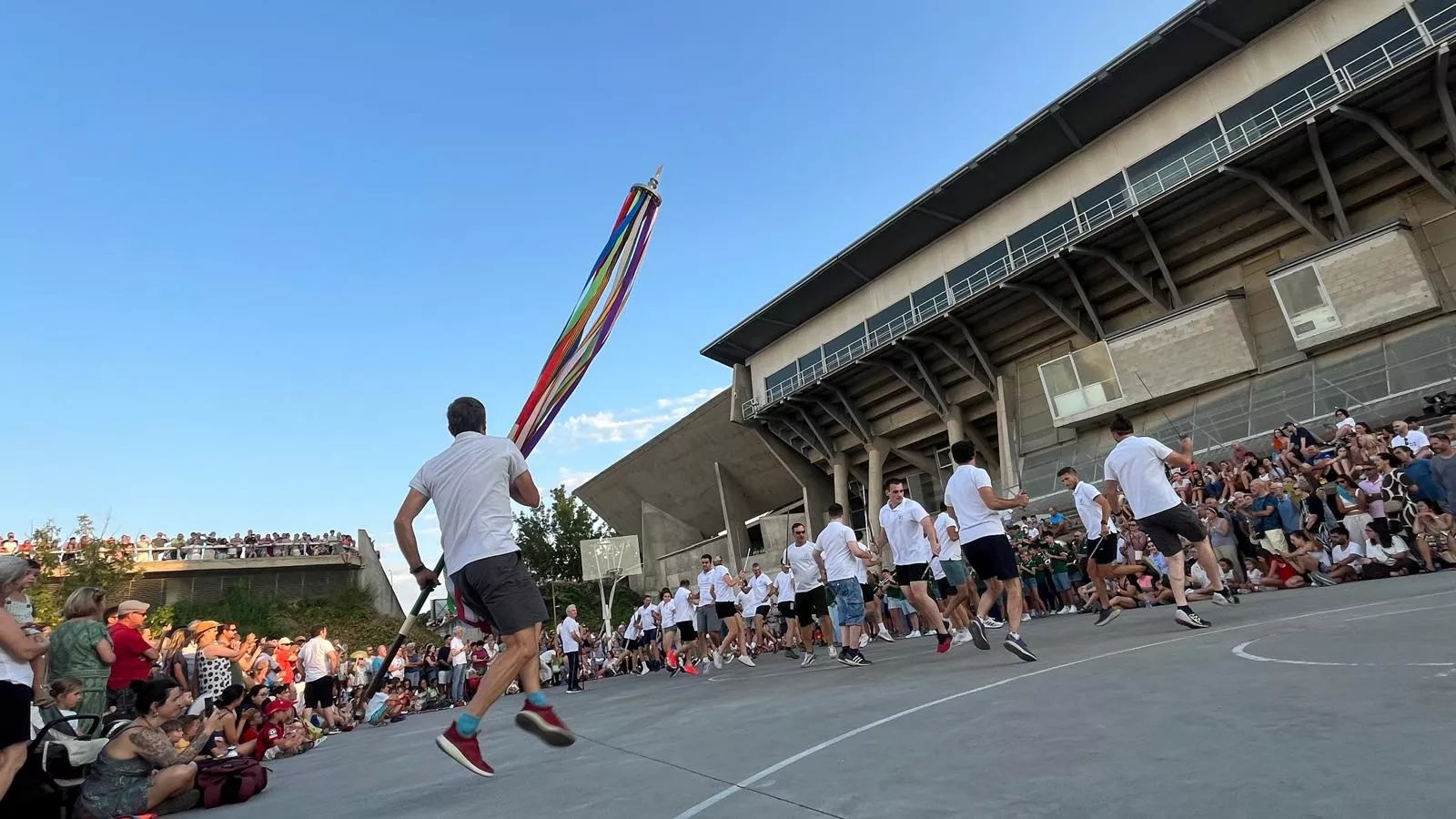 Ensayo de los Danzantes ante el público de Huesca. Foto Mercedes Manterola