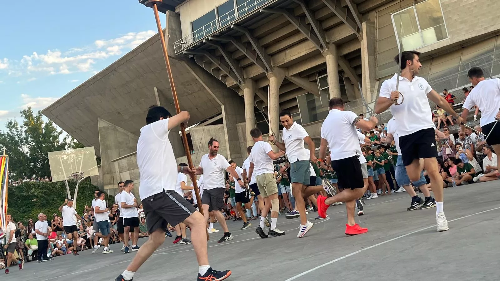 Ensayo de los Danzantes ante el público de Huesca. Foto Mercedes Manterola