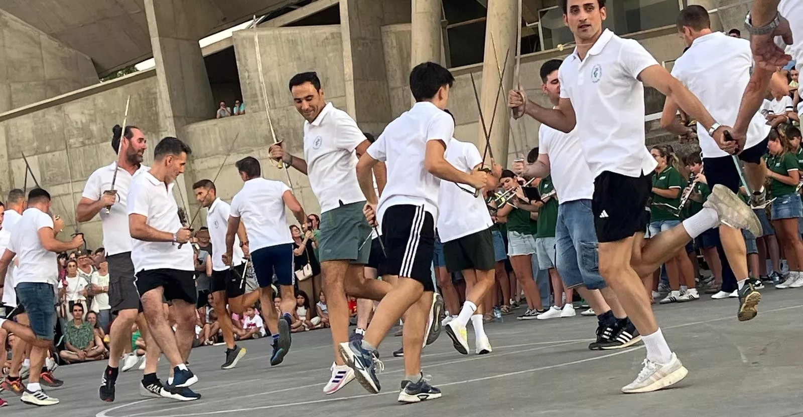 Ensayo de los Danzantes ante el público de Huesca. Foto Mercedes Manterola