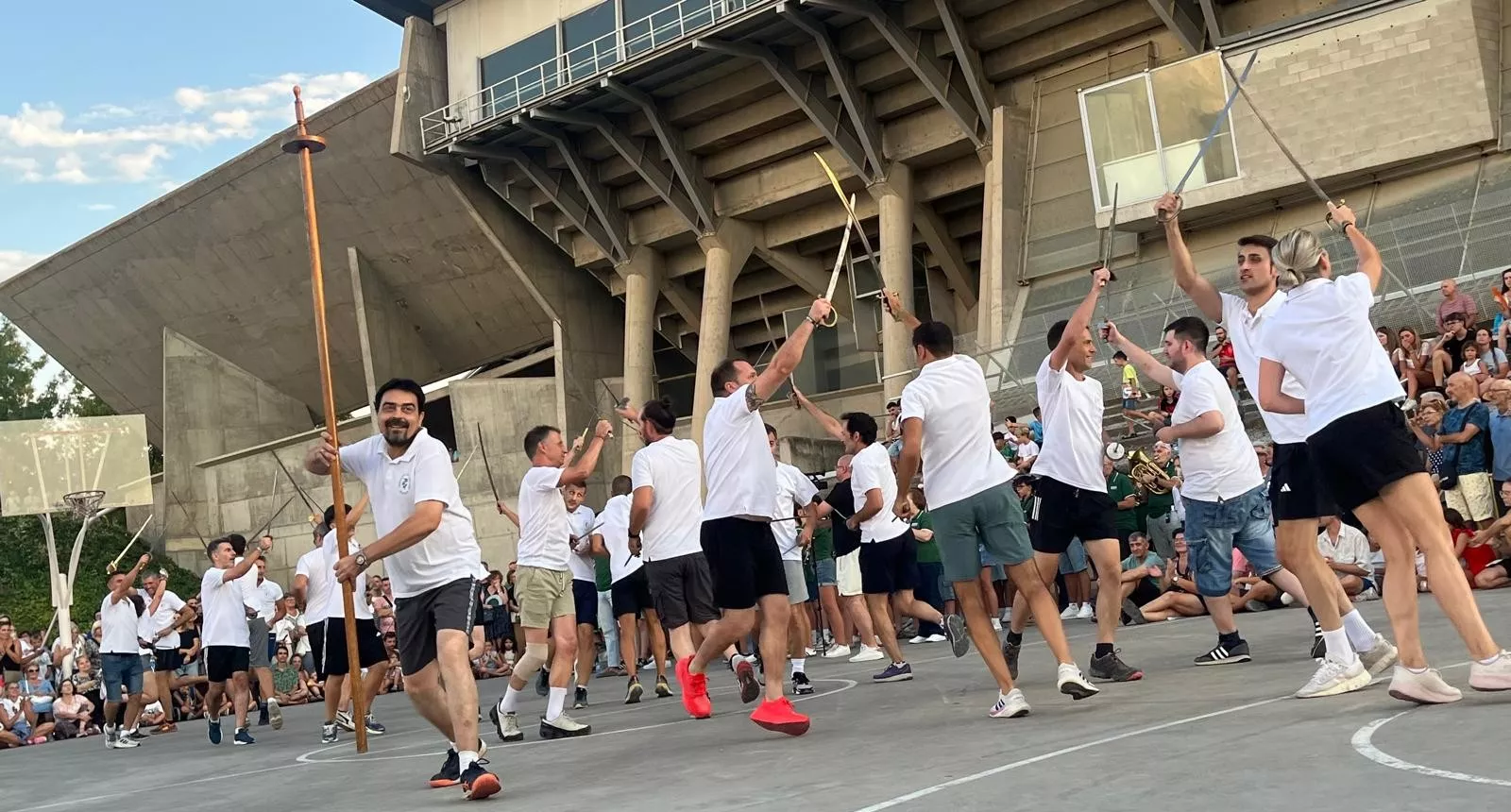 Ensayo de los Danzantes ante el público de Huesca. Foto Mercedes Manterola