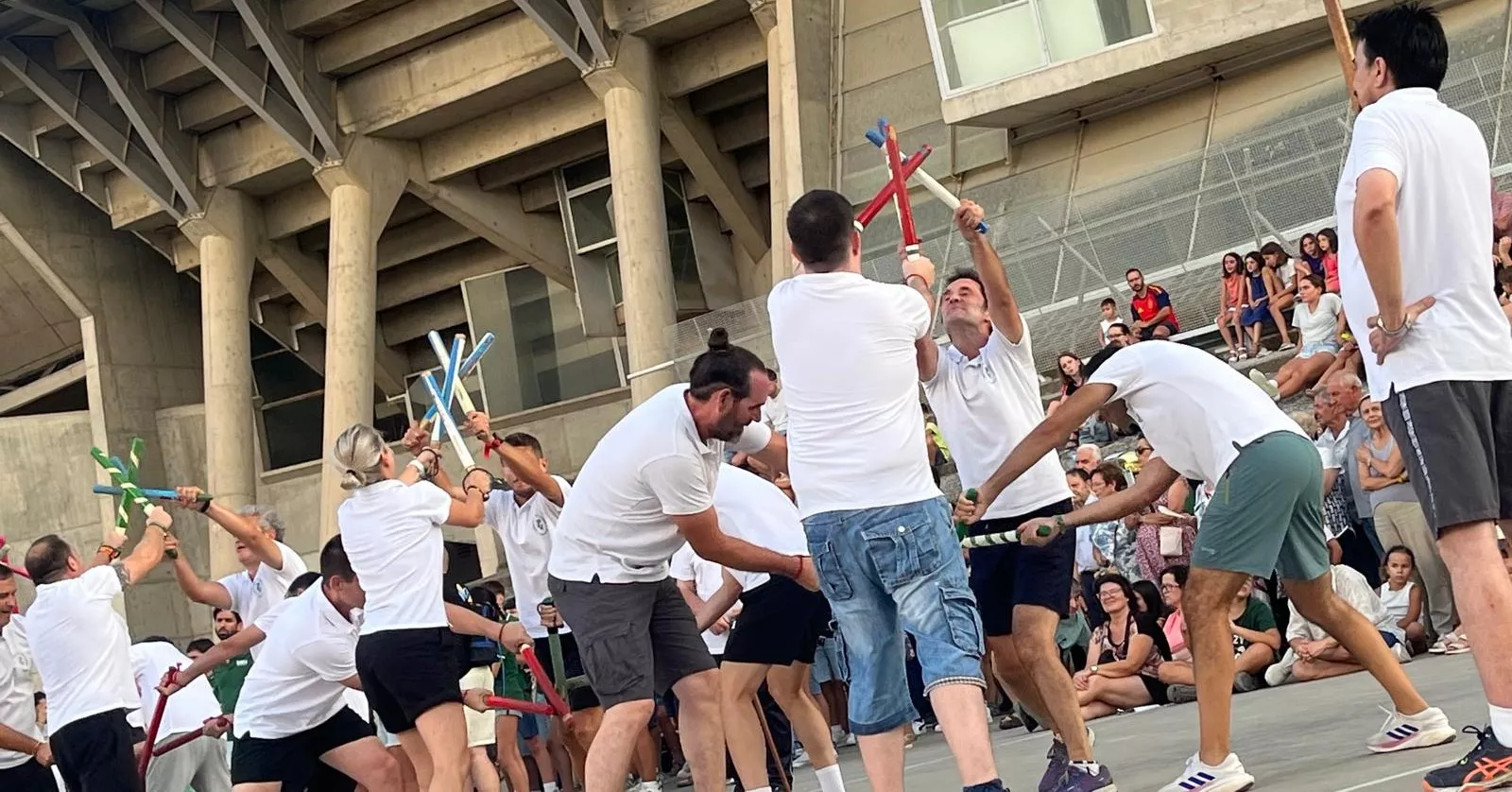 Ensayo de los Danzantes ante el público de Huesca. Foto Mercedes Manterola