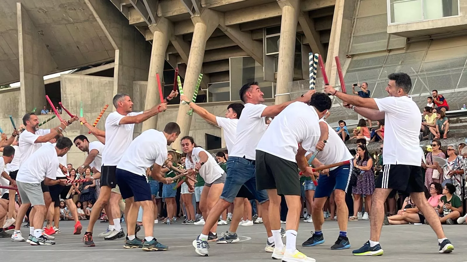 Ensayo de los Danzantes ante el público de Huesca. Foto Mercedes Manterola