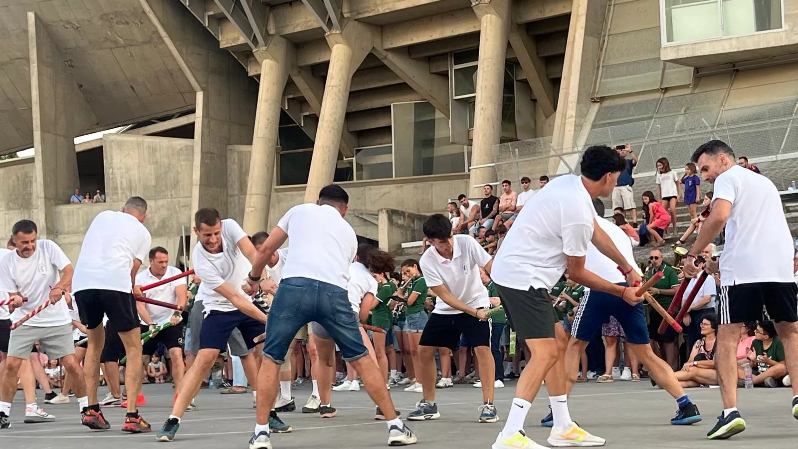 Ensayo de los Danzantes ante el público de Huesca. Foto Mercedes Manterola