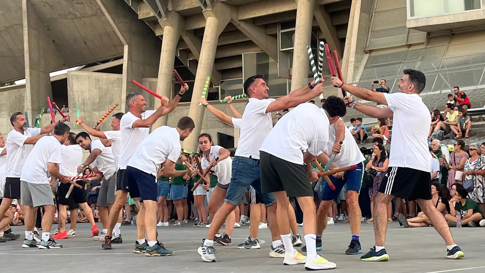 Ensayo de los Danzantes ante el público de Huesca. Foto Mercedes Manterola