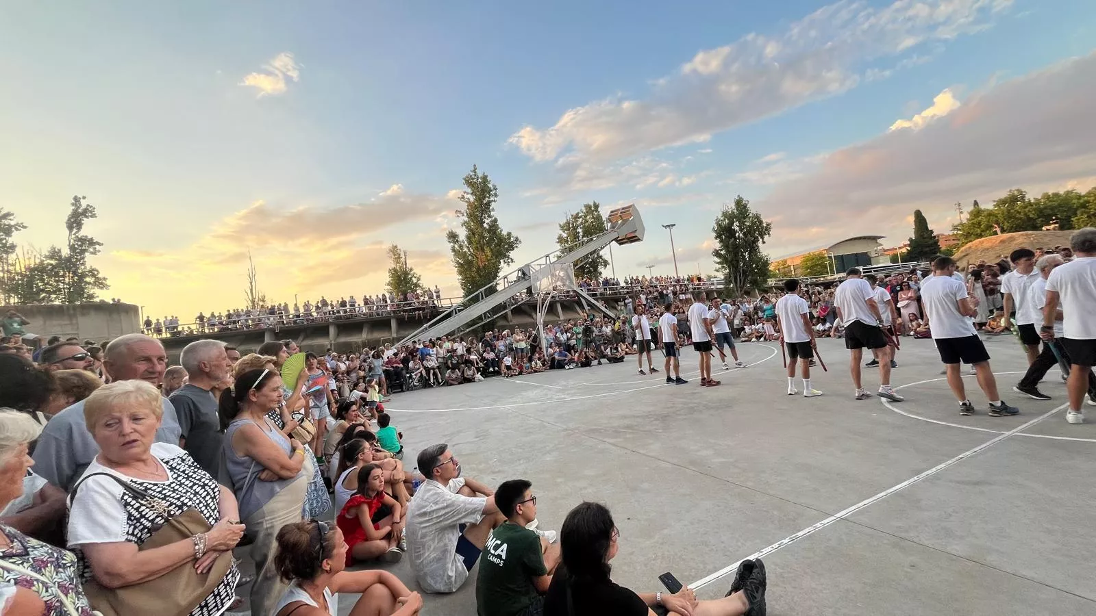 Ensayo de los Danzantes ante el público de Huesca. Foto Mercedes Manterola
