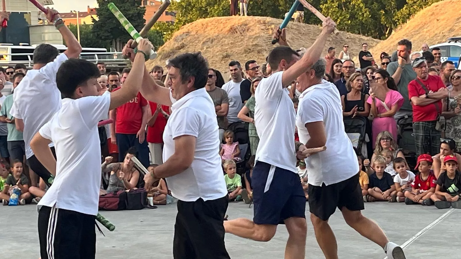 Ensayo de los Danzantes ante el público de Huesca. Foto Mercedes Manterola