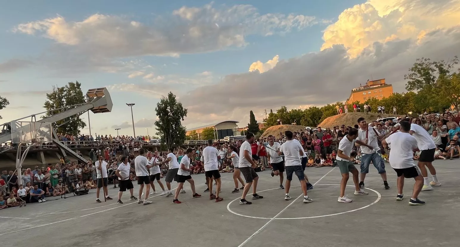 Ensayo de los Danzantes ante el público de Huesca. Foto Mercedes Manterola