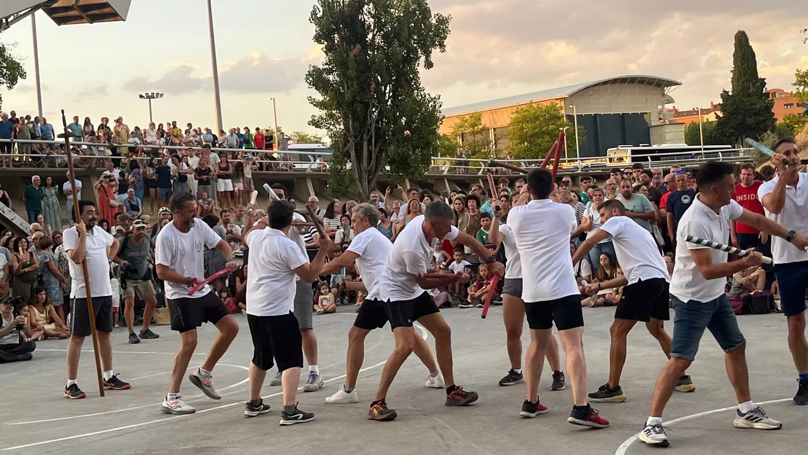 Ensayo de los Danzantes ante el público de Huesca. Foto Mercedes Manterola