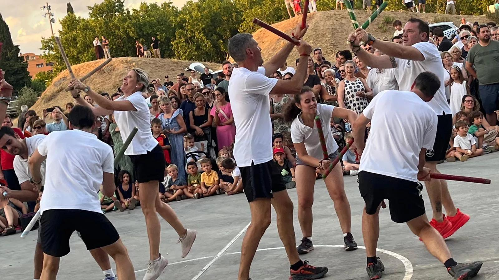 Ensayo de los Danzantes ante el público de Huesca. Foto Mercedes Manterola