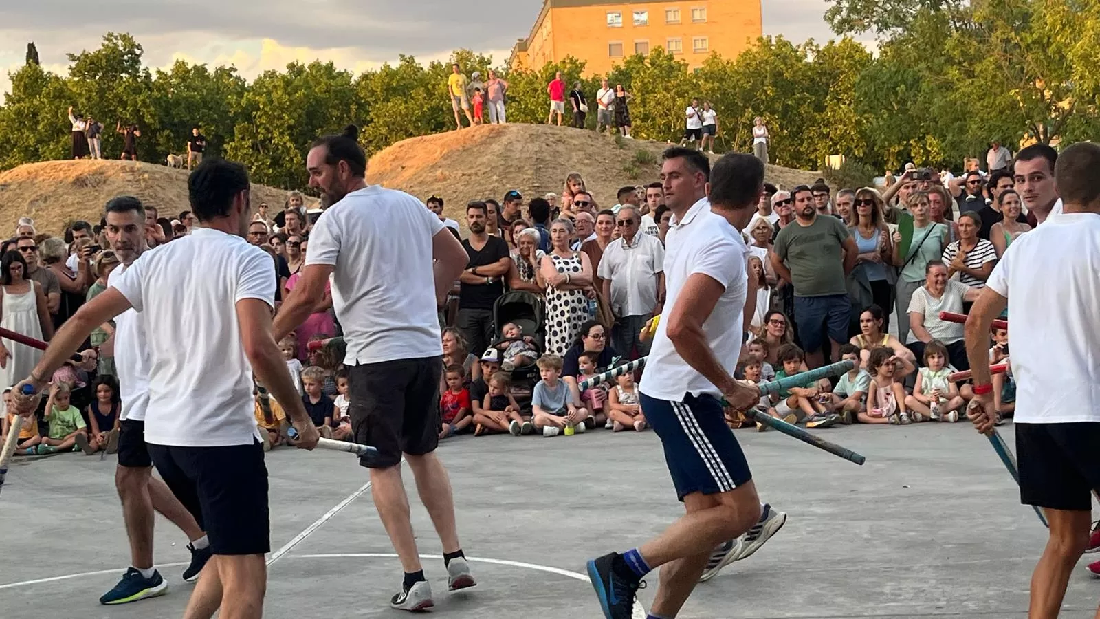 Ensayo de los Danzantes ante el público de Huesca. Foto Mercedes Manterola