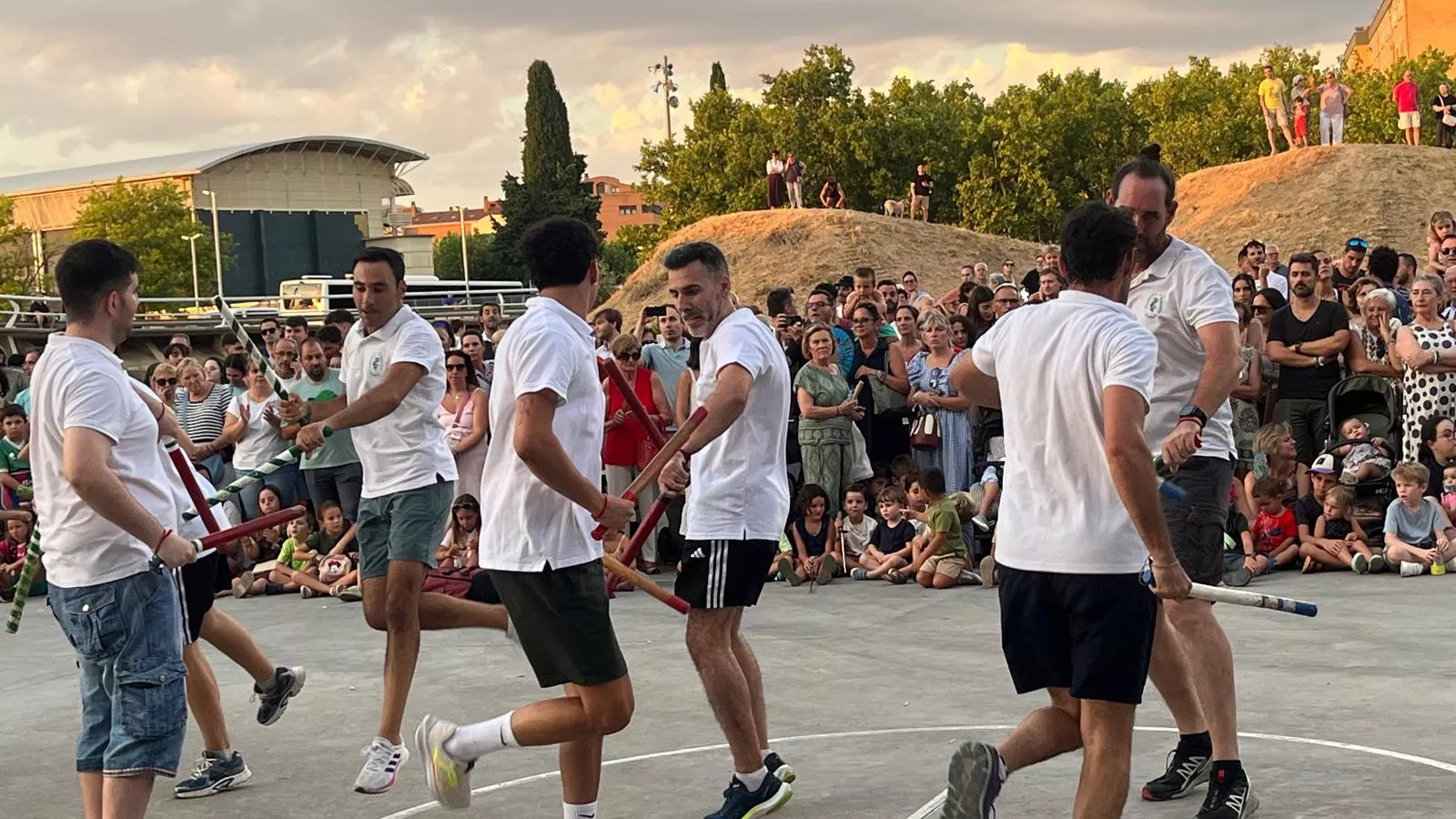 Ensayo de los Danzantes ante el público de Huesca. Foto Mercedes Manterola