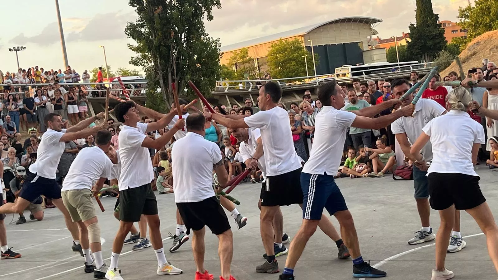 Ensayo de los Danzantes ante el público de Huesca. Foto Mercedes Manterola