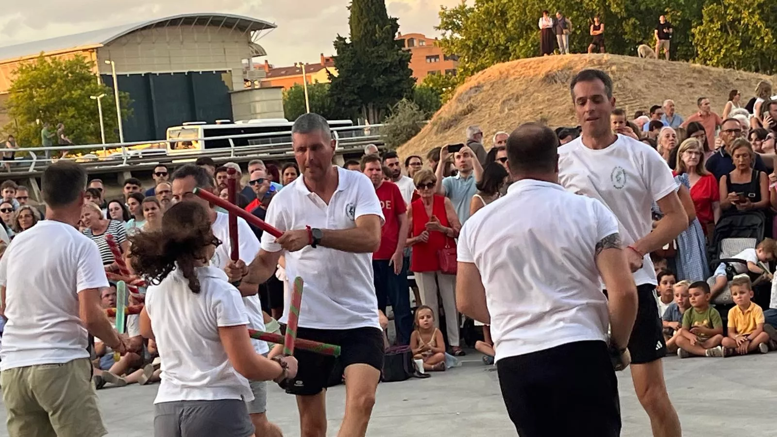 Ensayo de los Danzantes ante el público de Huesca. Foto Mercedes Manterola