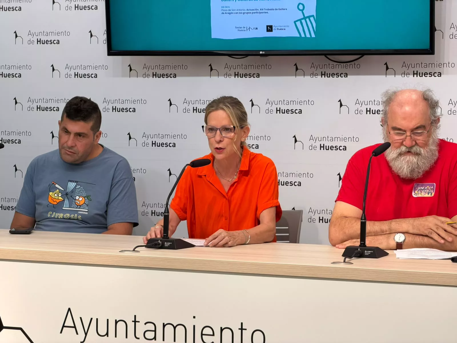 Miembros de los Gaiters de Tierra Plana con la concejala Nuria Mur en la presentación de la Trobada, con más de un centenar de músicos.