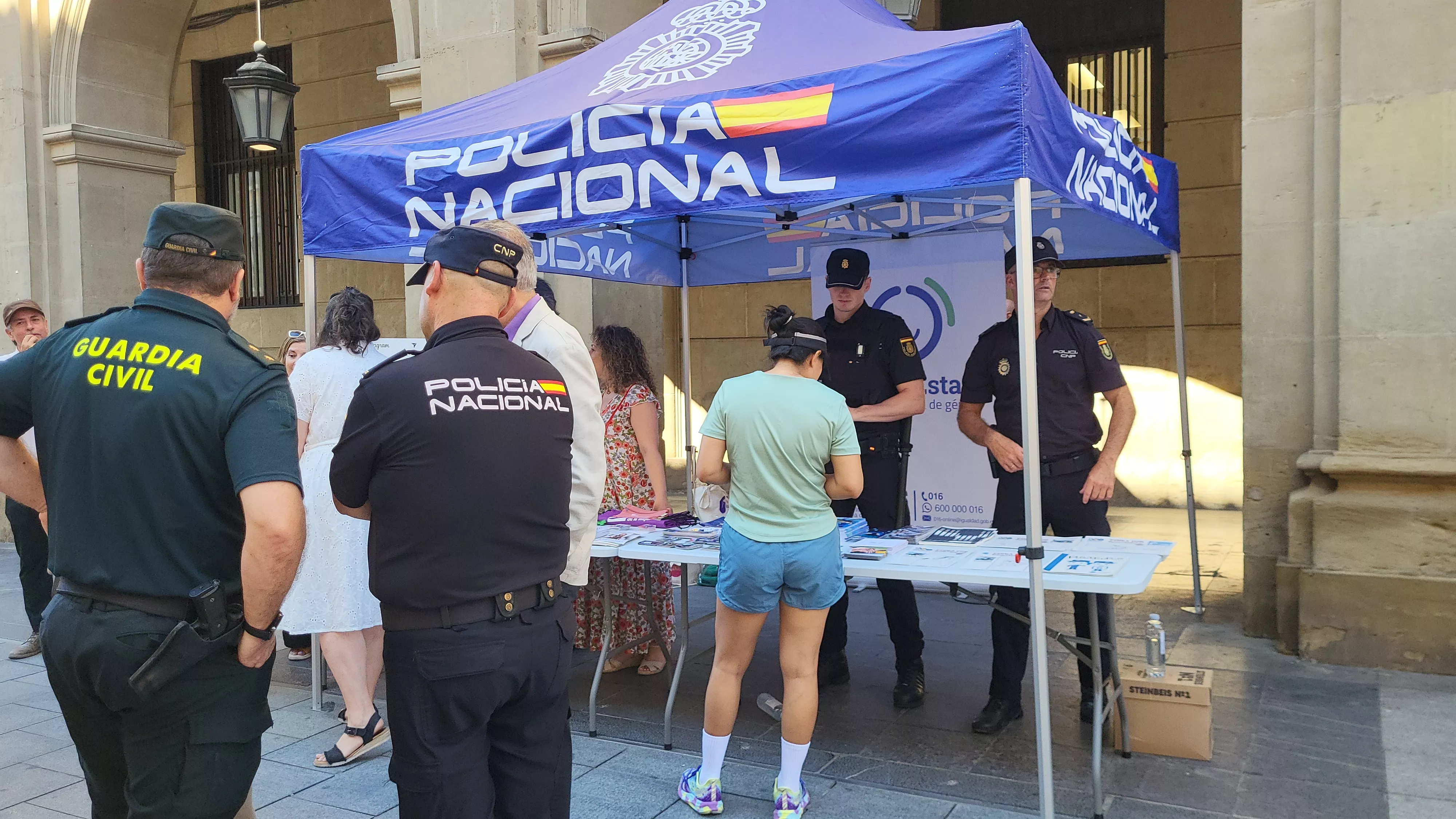 Estand para San Lorenzo de la Policía Nacional en los Porches de Galicia. Foto Mercedes Manterola